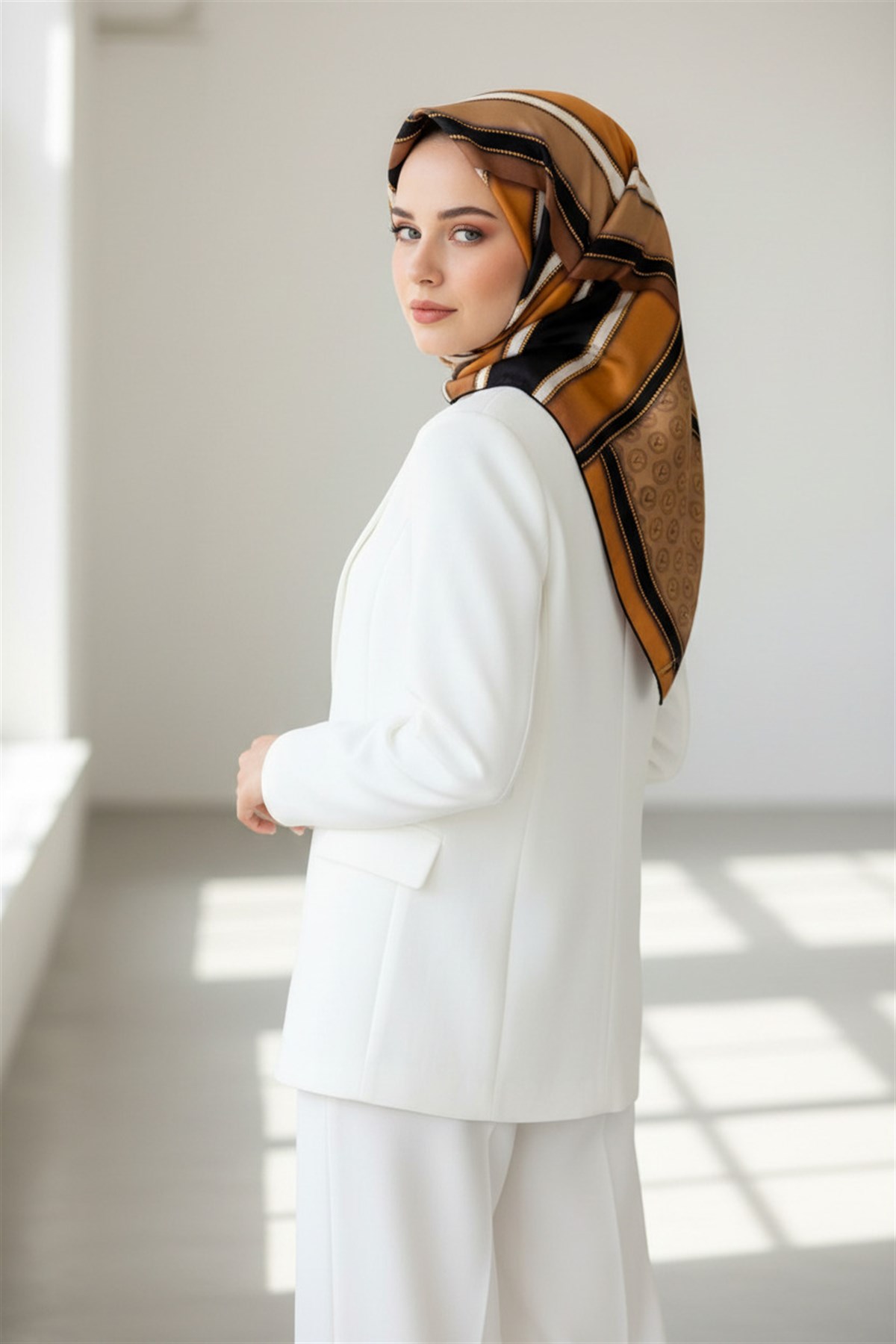 %100 Twill Geometrik Monogram Desenli Gold - Bej Renkli 90x90 Eşarp Kenar Dikiş Şekli : El Dikişli