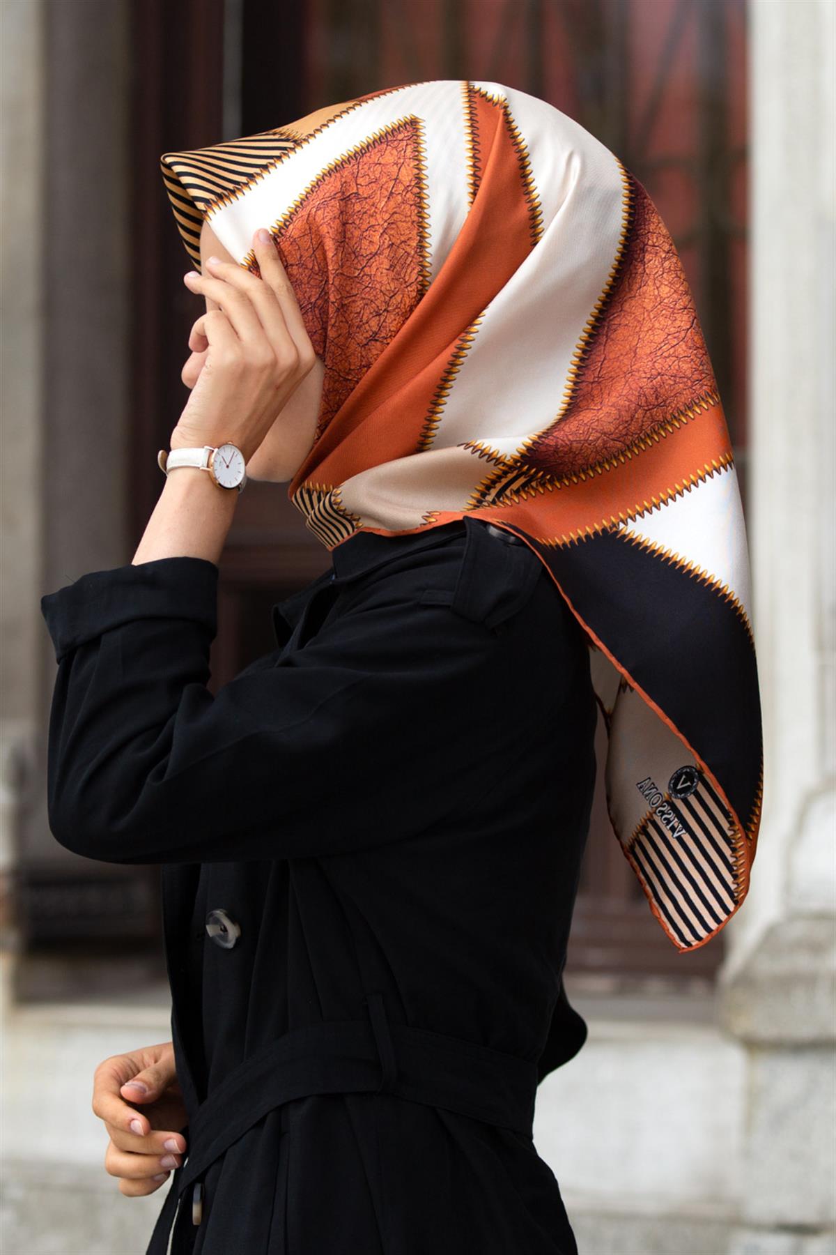 %100 Twill İpek Geometrik Desenli Taba - Siyah Renkli 90x90 Eşarp Dikim Şekli : El Dikişi