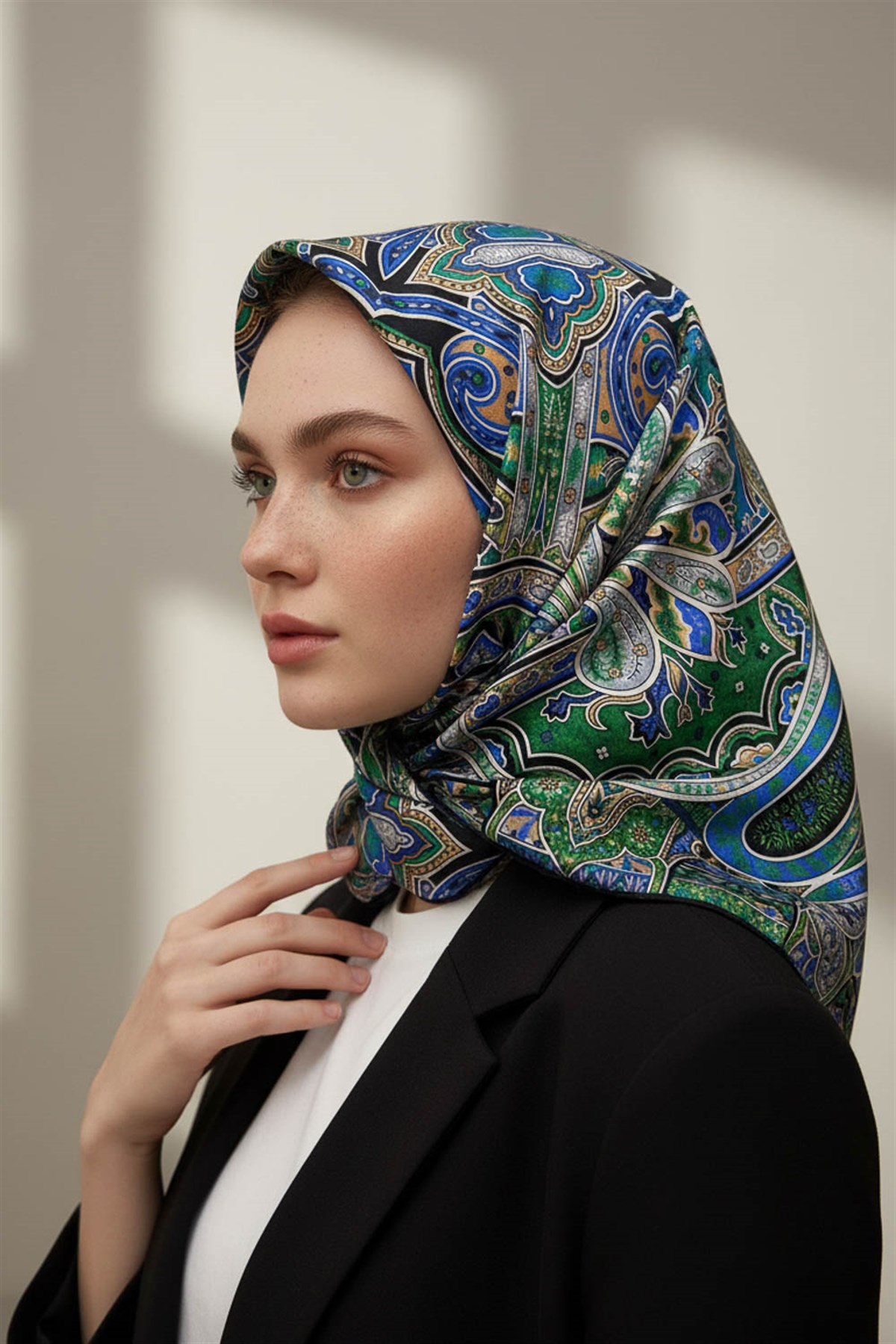 100% Twill İpek Etnik Desenli Saks - Zümrüt Yeşili Renkli 90x90 Dikim Şekli : El Dikişi Eşarp