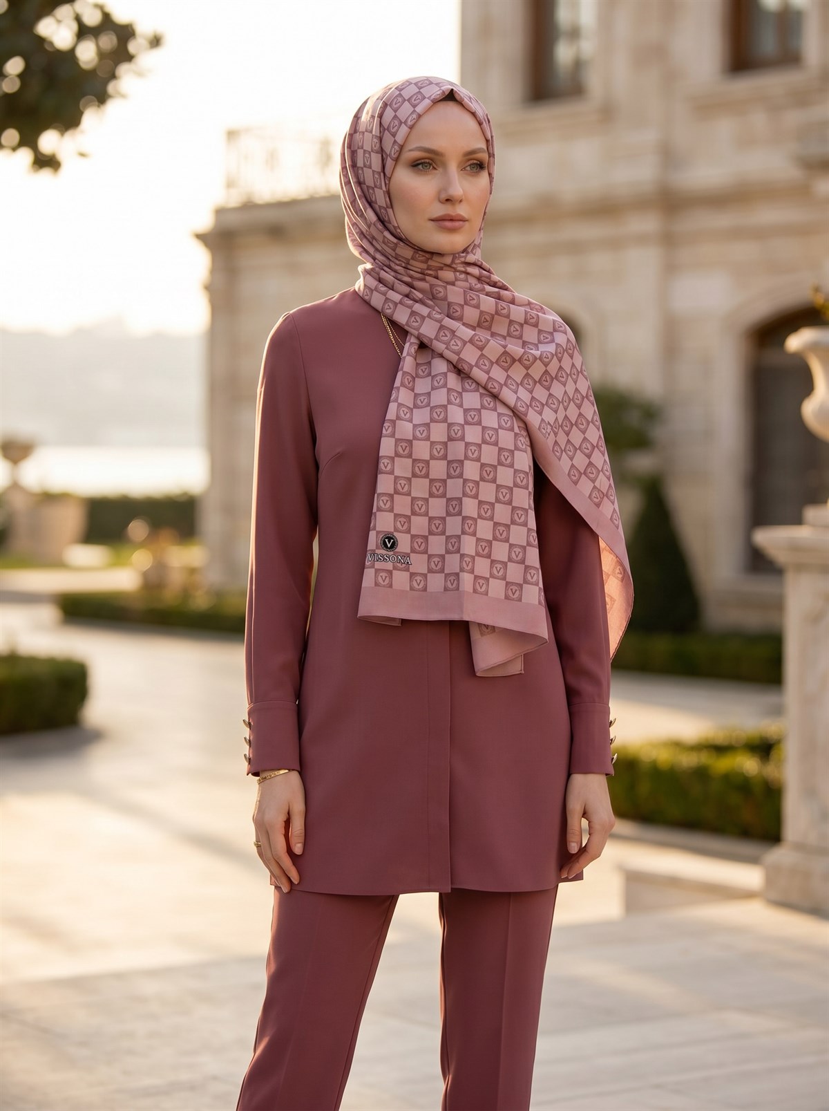 KREP MONOGRAM DESENLİ PUDRA RENKLİ 75X195 KIRIŞMAZ ŞAL