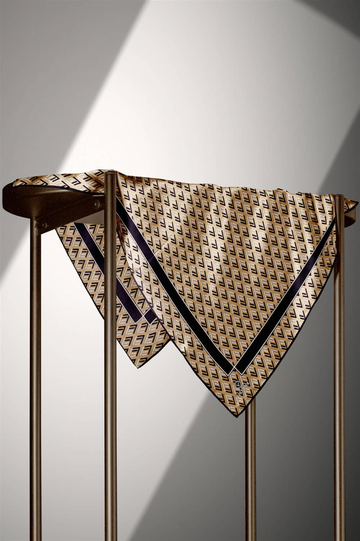 %100 Twill İpek Geometrik Desenli Gold- Siyah Renkli 90x90 Eşarp Dikim Şekli : El Dikişi