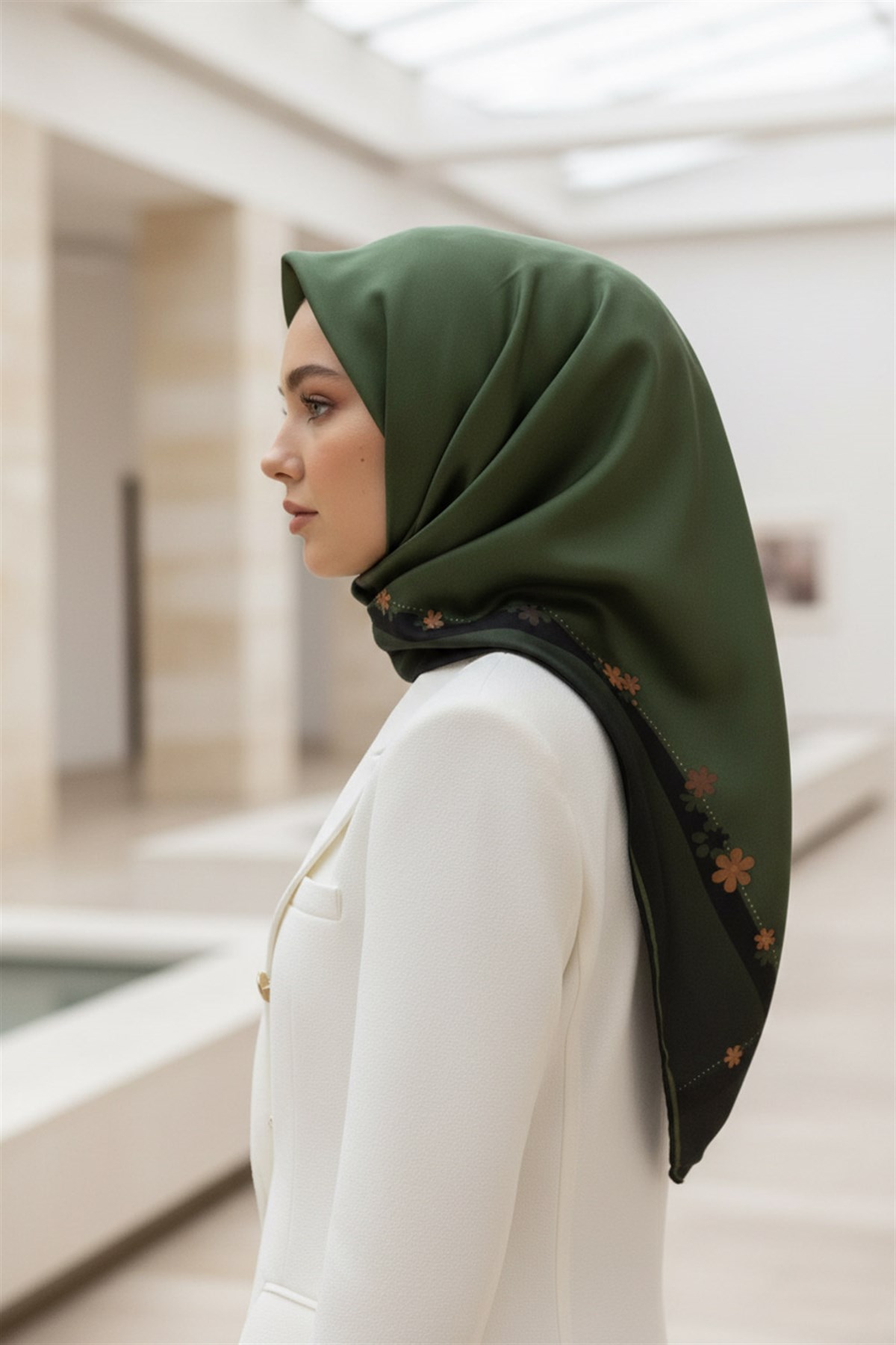 %100 Twill İpek Kenar Motifi Çiçek Desenli Haki - Gold Renkli 90x90 Eşarp Dikim Şekli : El Dikişi