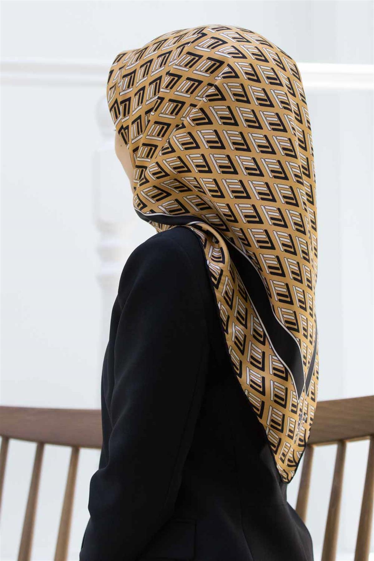%100 Twill İpek Geometrik Desenli Gold- Siyah Renkli 90x90 Eşarp Dikim Şekli : El Dikişi