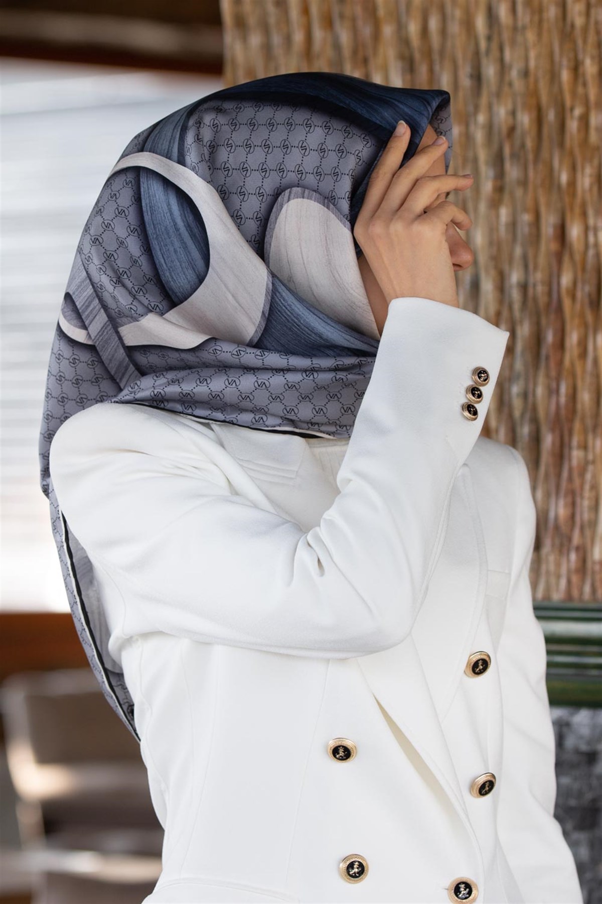 100% Twill Geometrik Halka Desenli Gri - Krem Renkli 90x90 Dikim Şekli : El Dikişi Eşarp