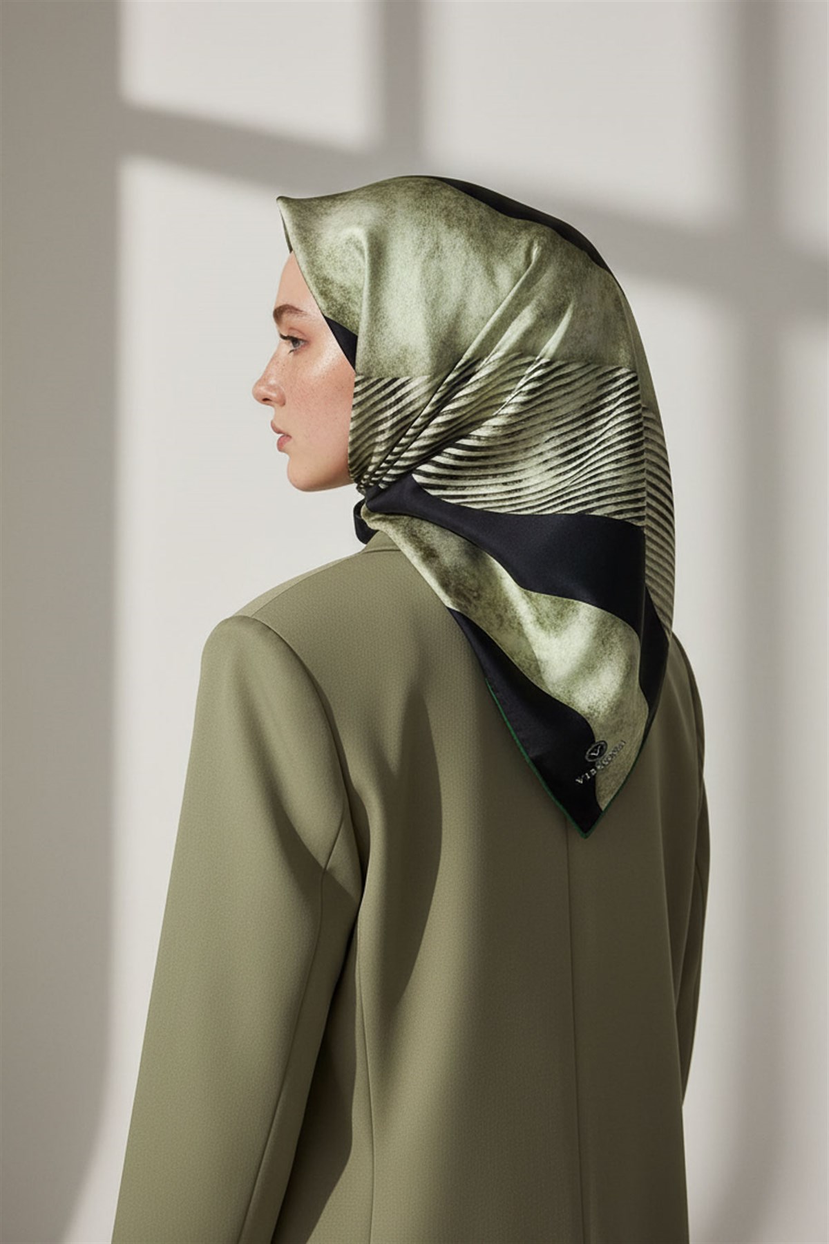 %100 Twill İpek Leopar Ve Geometrik Desenli Zümrüt Yeşili - Haki Renkli 90x90 Eşarp Dikim Şekli : El Dikişi