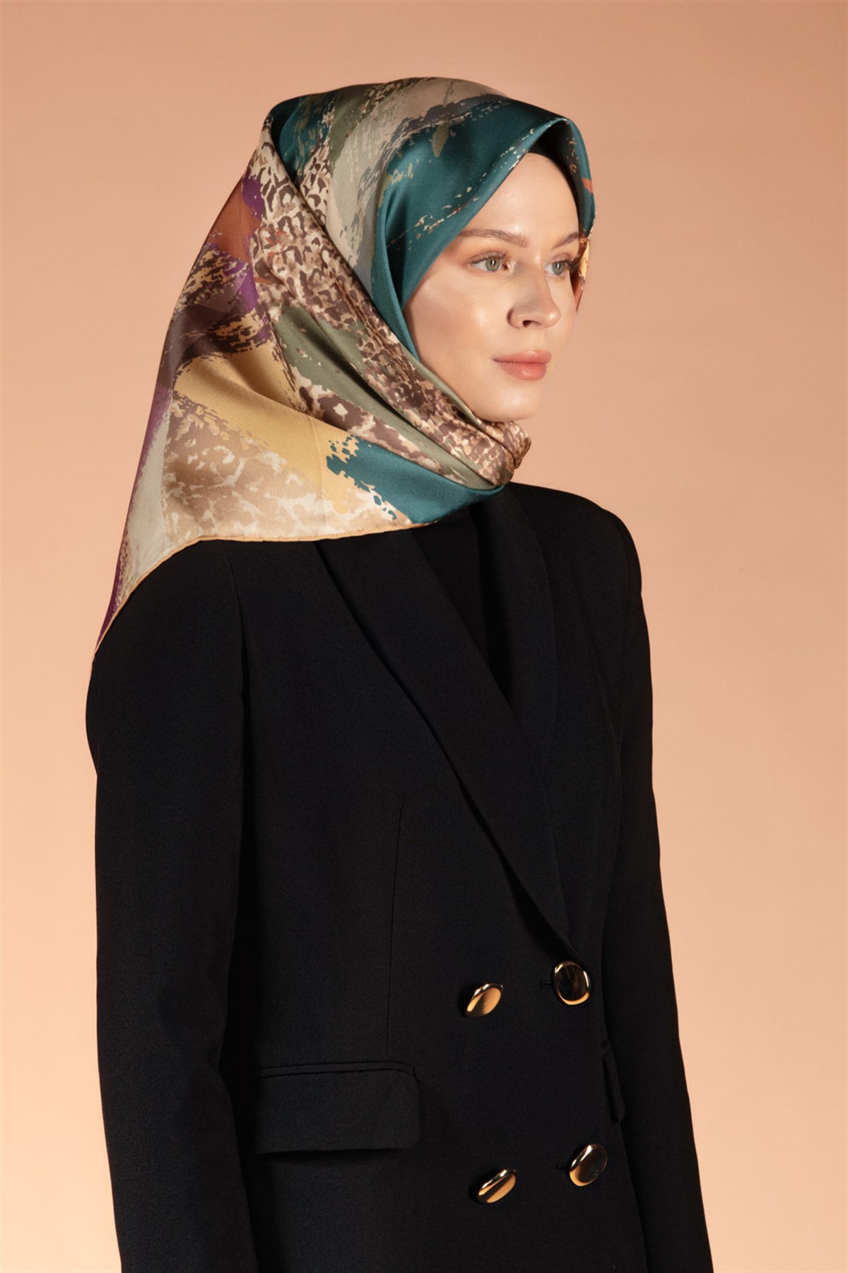 %100 Twill İpek Leopar ve Fırça Desenli Bej - Petrol Yeşili Renkli 90x90 Eşarp Dikim Şekli : El Dikişi