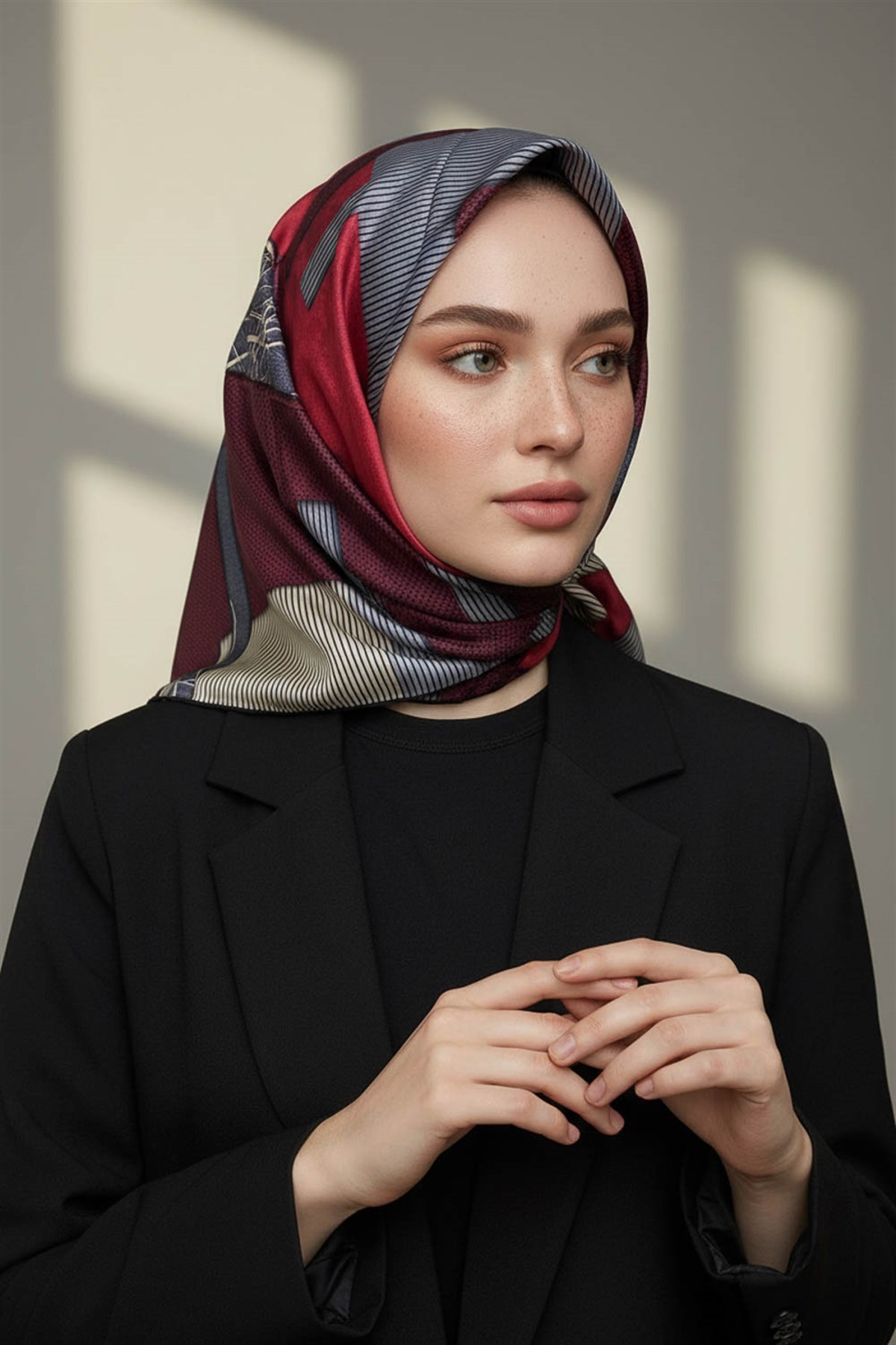 %100 Twill İpek Geometrik Desenli Siyah - Kırmızı Renkli 90x90 Eşarp Dikim Şekli : El Dikişi