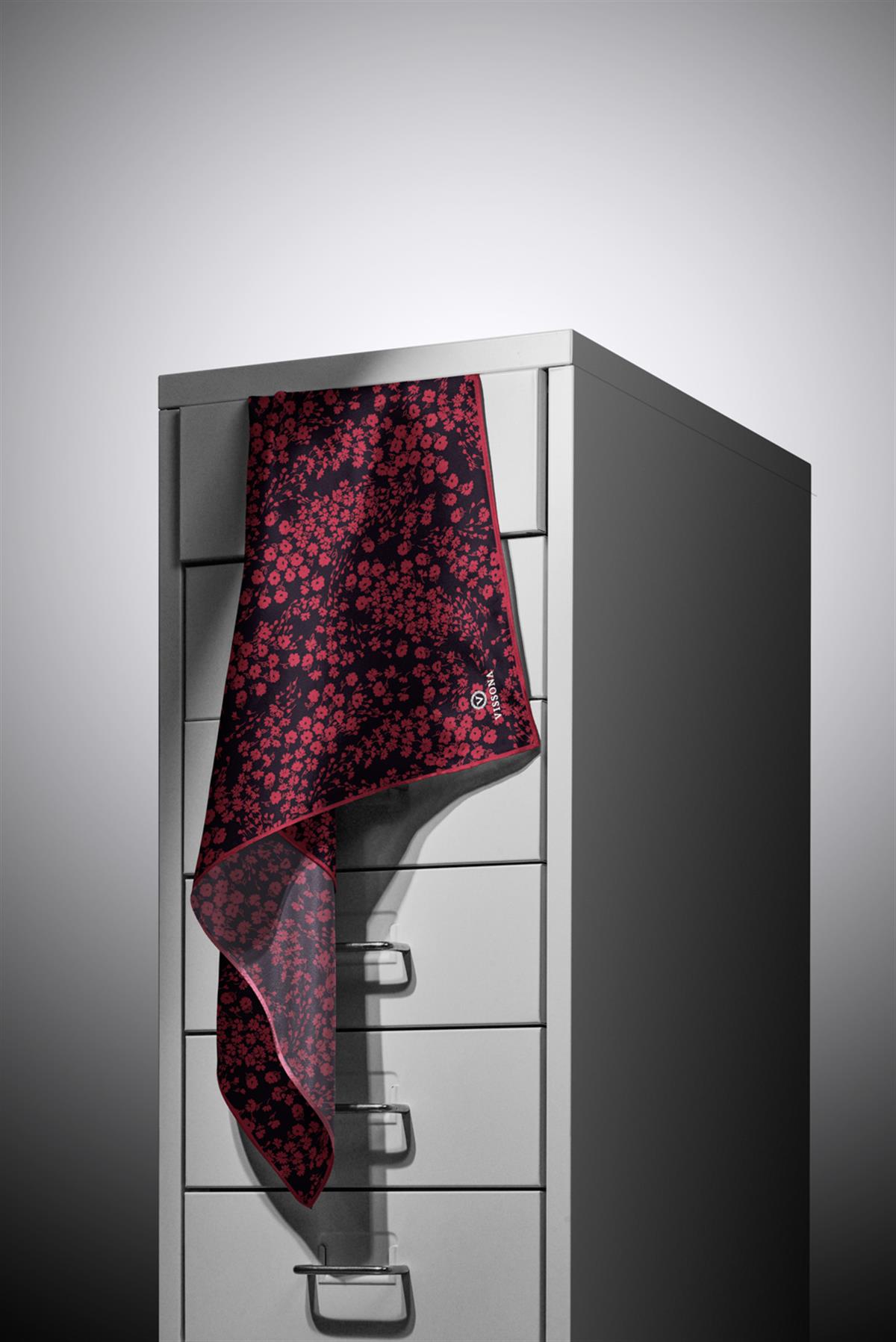 %100 Twill İpek Çıtır Çiçek Desenli Siyah - Bordo Renkli 90x90 Eşarp Dikim Şekli : El Dikişi