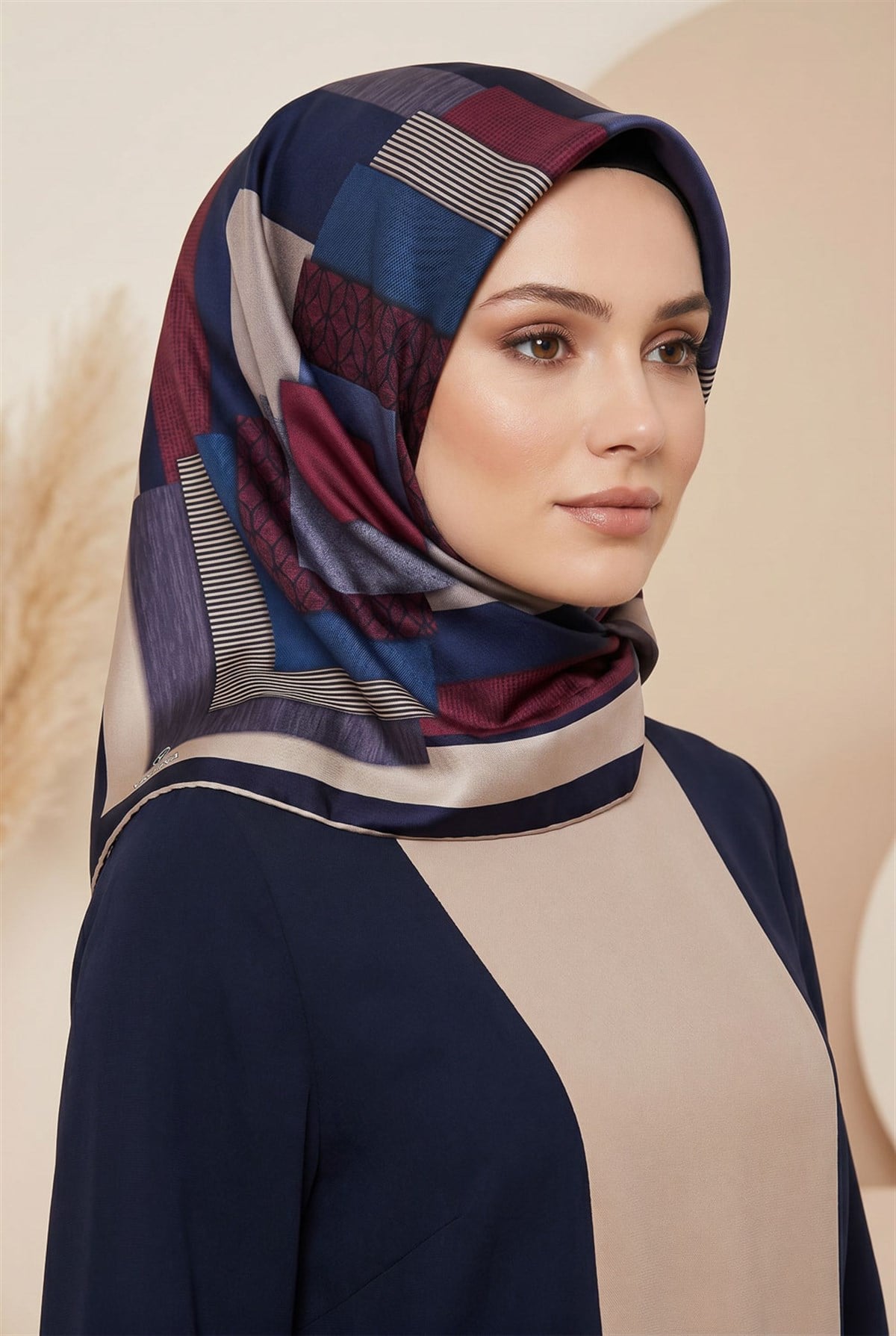 %100 Twill İpek Geometrik Desenli Bordo - Lacivert Renkli 90x90 Eşarp Dikim Şekli : El Dikişi