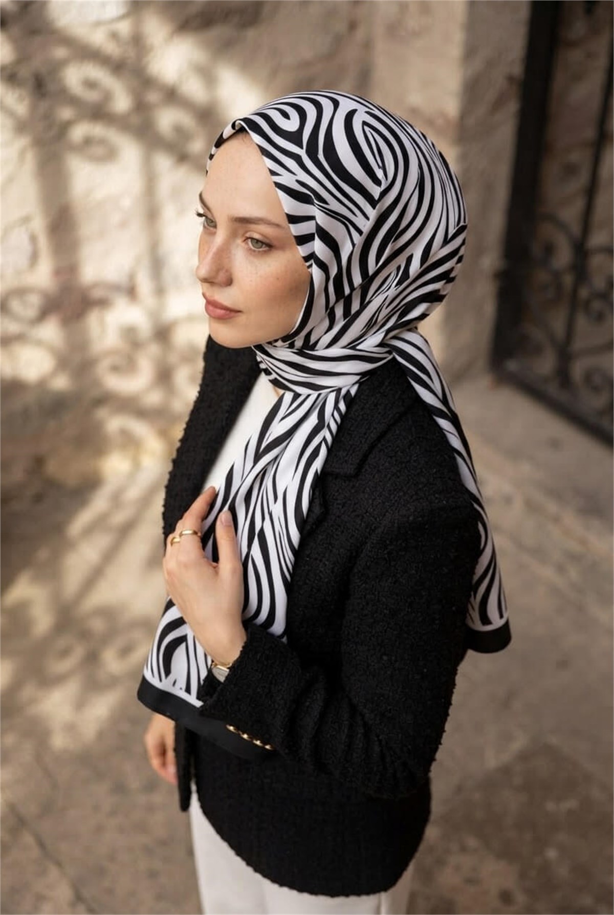 KREP GEOMETRİK DESENLİ SİYAH - BEYAZ RENKLİ 75X195 KIRIŞMAZ ŞAL