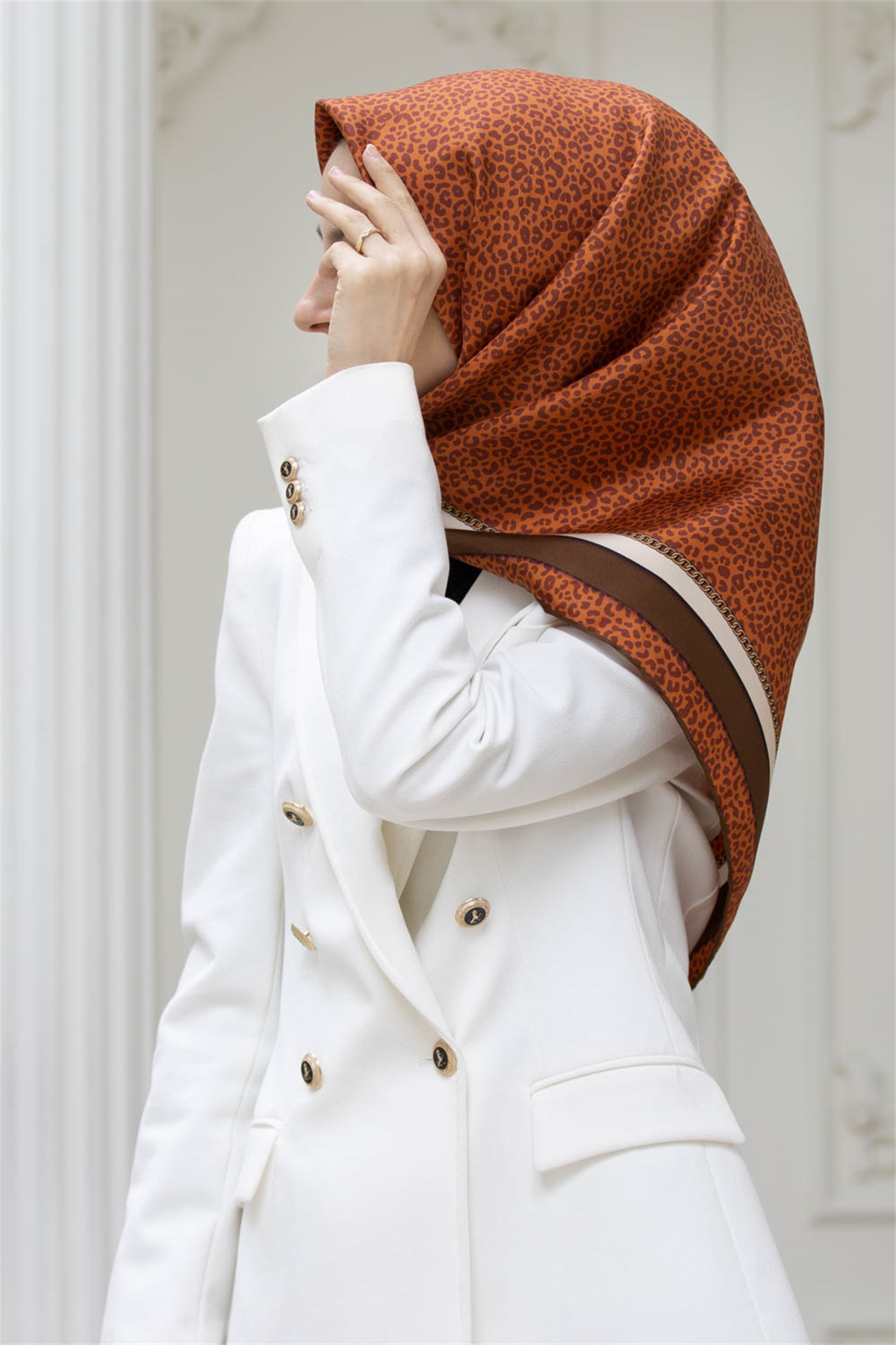 % 57 İPEK % 43 VİSKON Twill İpek Leopar Desenli Taba - Kahverengi Renkli 90x90 Eşarp Dikim Şekli : El Dikişi