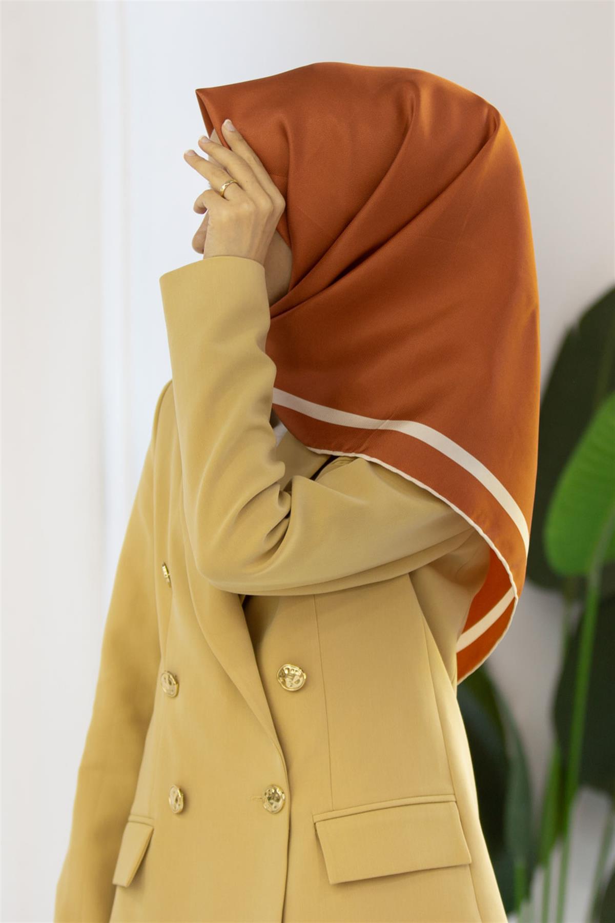 100% Twill İpek Düz Renk Bordür Desenli Taba - Krem Renkli Daha Tok Exclusive Serisi 90x90 Dikim Şekli : El Dikişi Eşarp