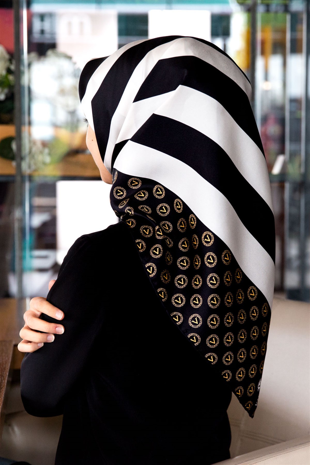 %100 Twill İpek Monogram Şerit Desenli Siyah - Krem Renkli 90x90 Eşarp Dikim Şekli : El Dikişi
