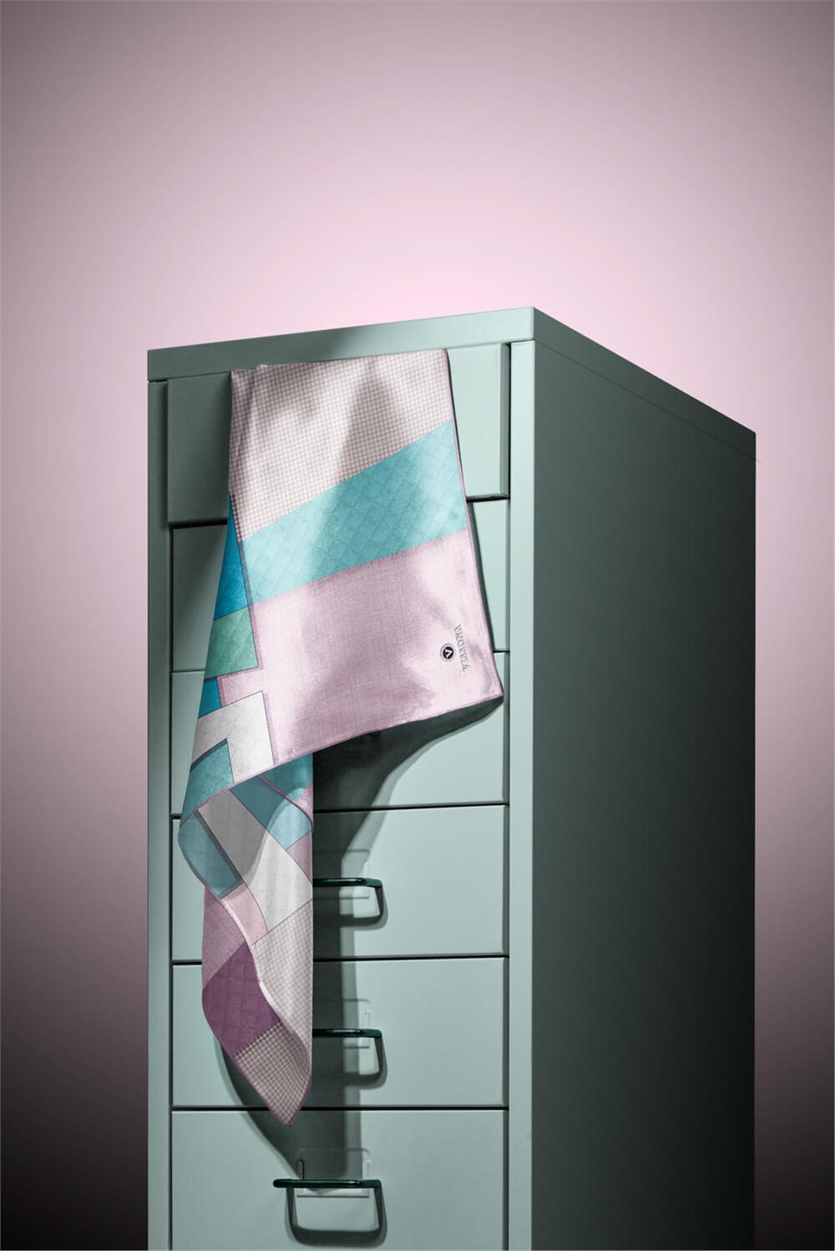 %100 Twill İpek Kazayaklı Ve Geometrik Desenli Pembe - Su Yeşili Renkli 90x90 Eşarp Dikim Şekli : El Dikişi
