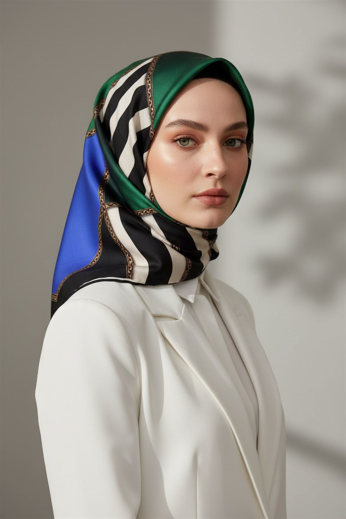 %100 Twill İpek Geometrik Desenli Saks - Zümrüt Yeşili Renkli 90x90 Eşarp Dikim Şekli : El Dikişi