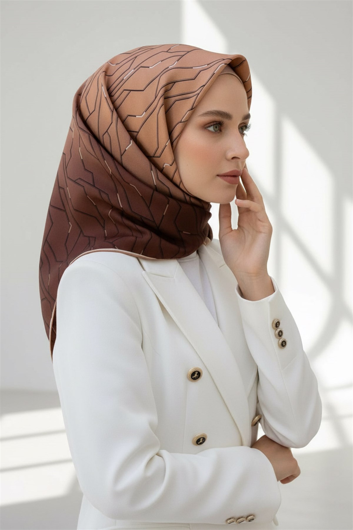 %100 Twill İpek Geometrik Desenli Bakır Renkli 90x90 Eşarp Dikim Şekli : El Dikişi