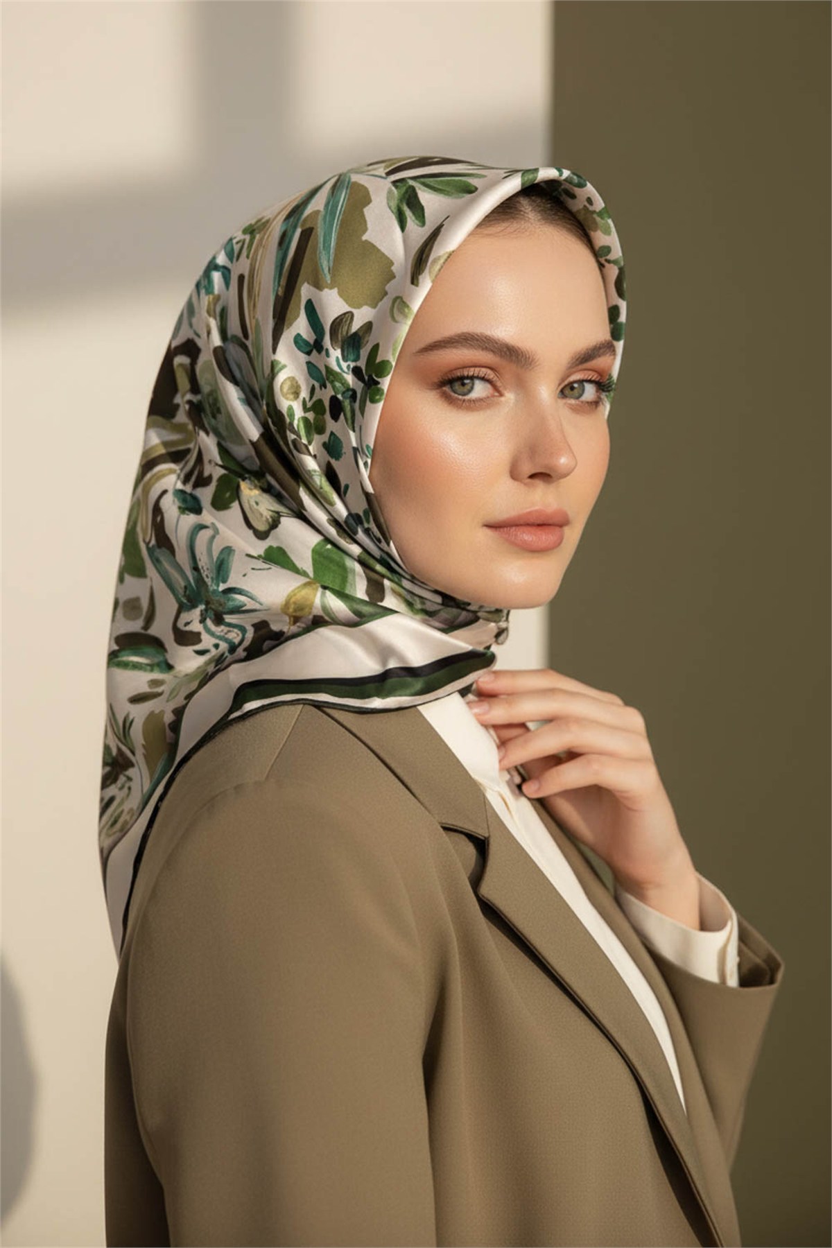 Rayon Çiçek Desenli Zümrüt Yeşili Renkli 90x90 Dikim Şekli : El Dikişi Eşarp (İpek İçermez)