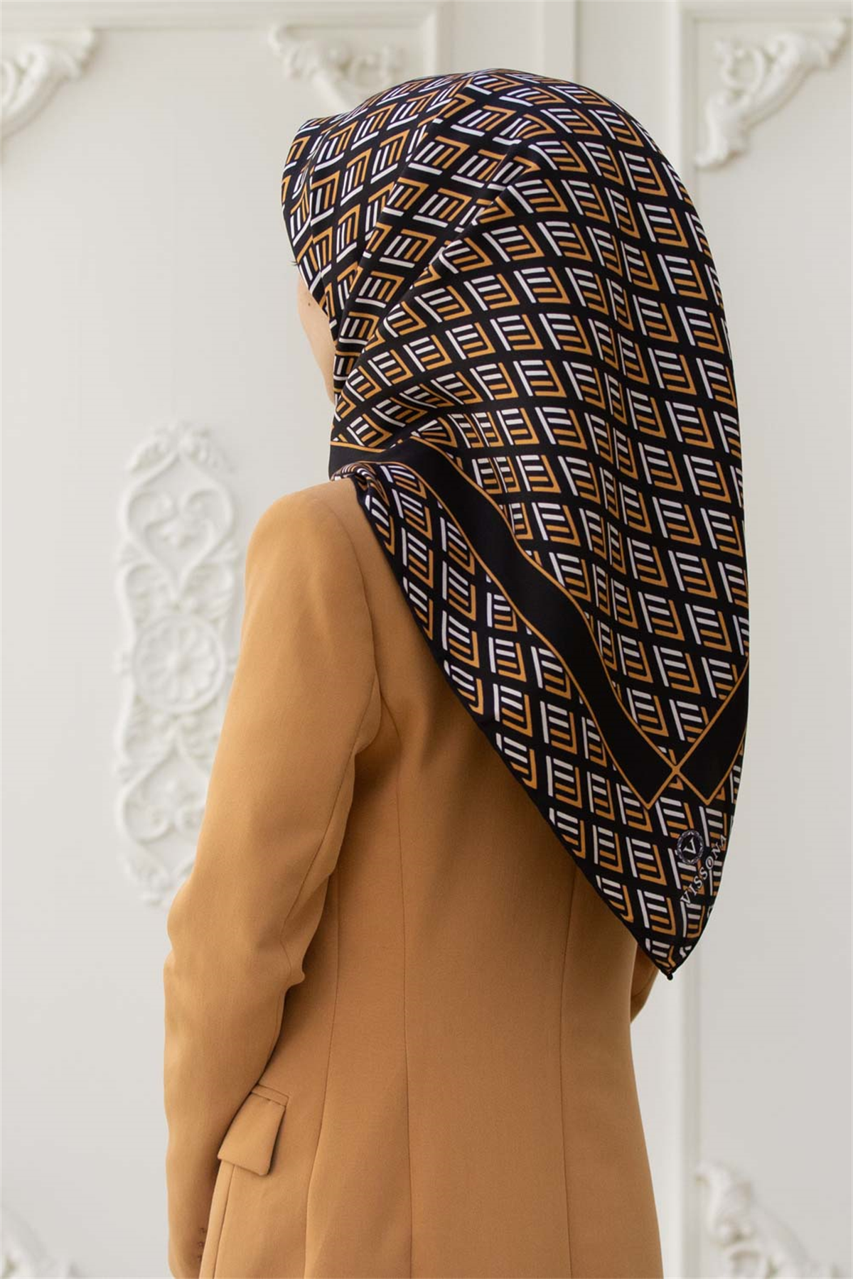 % 57 İPEK % 43 VİSKON Twill İpek Geometrik Desenli Siyah - Gold Renkli 90x90 Eşarp Dikim Şekli : El Dikişi