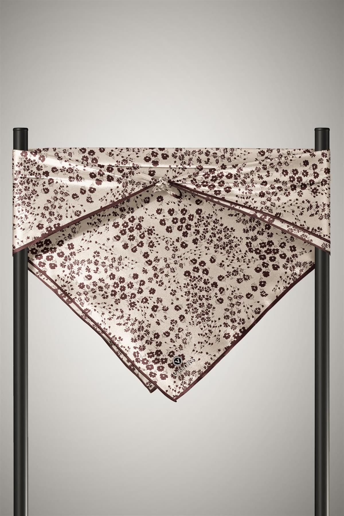 %100 Twill İpek Çıtır Çiçek Desenli Bej - Kahverengi Renkli 90x90 Eşarp Dikim Şekli : El Dikişi