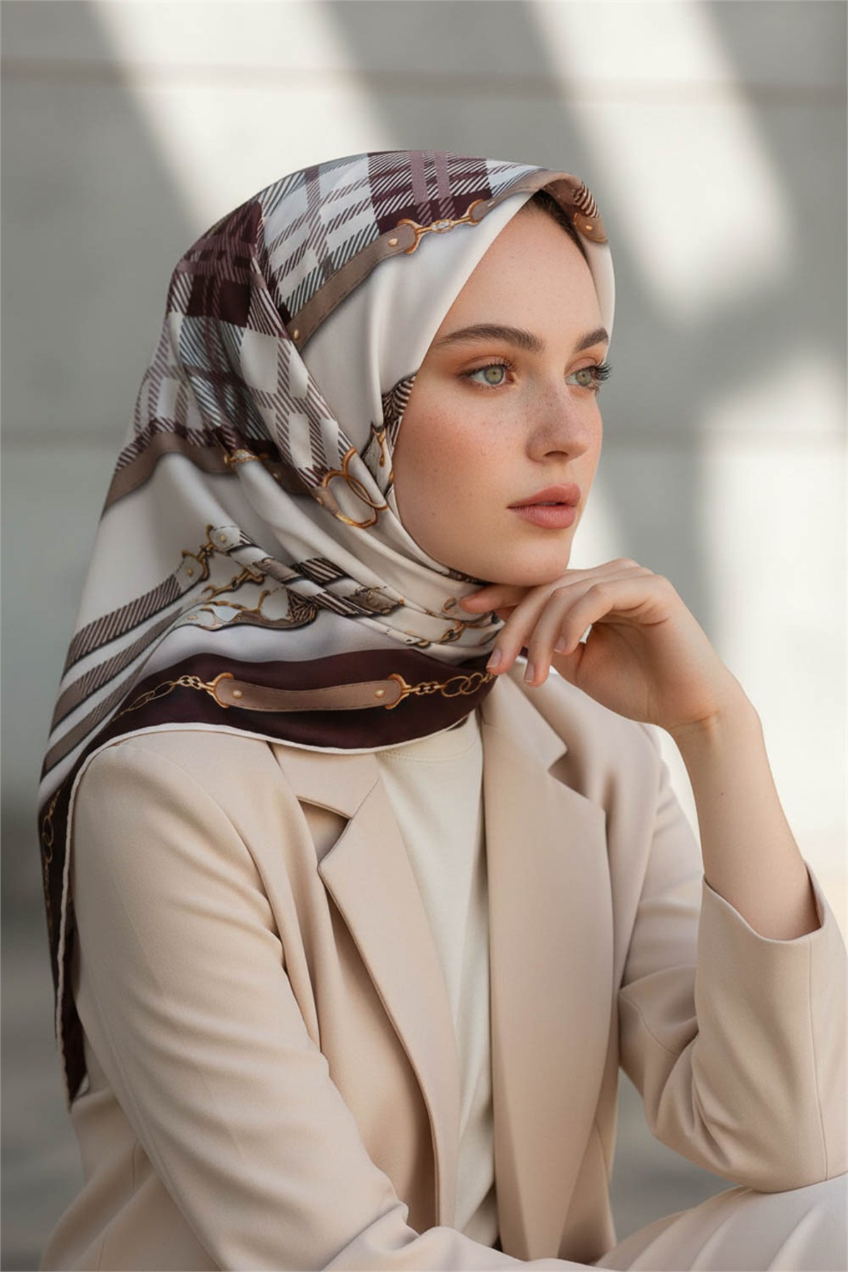 Twill Ekoseli Ve Zincir Desenli Gül Kurusu Renkli 90x90 Eşarp (İpek İçermez) Dikim Şekli : El Dikişi
