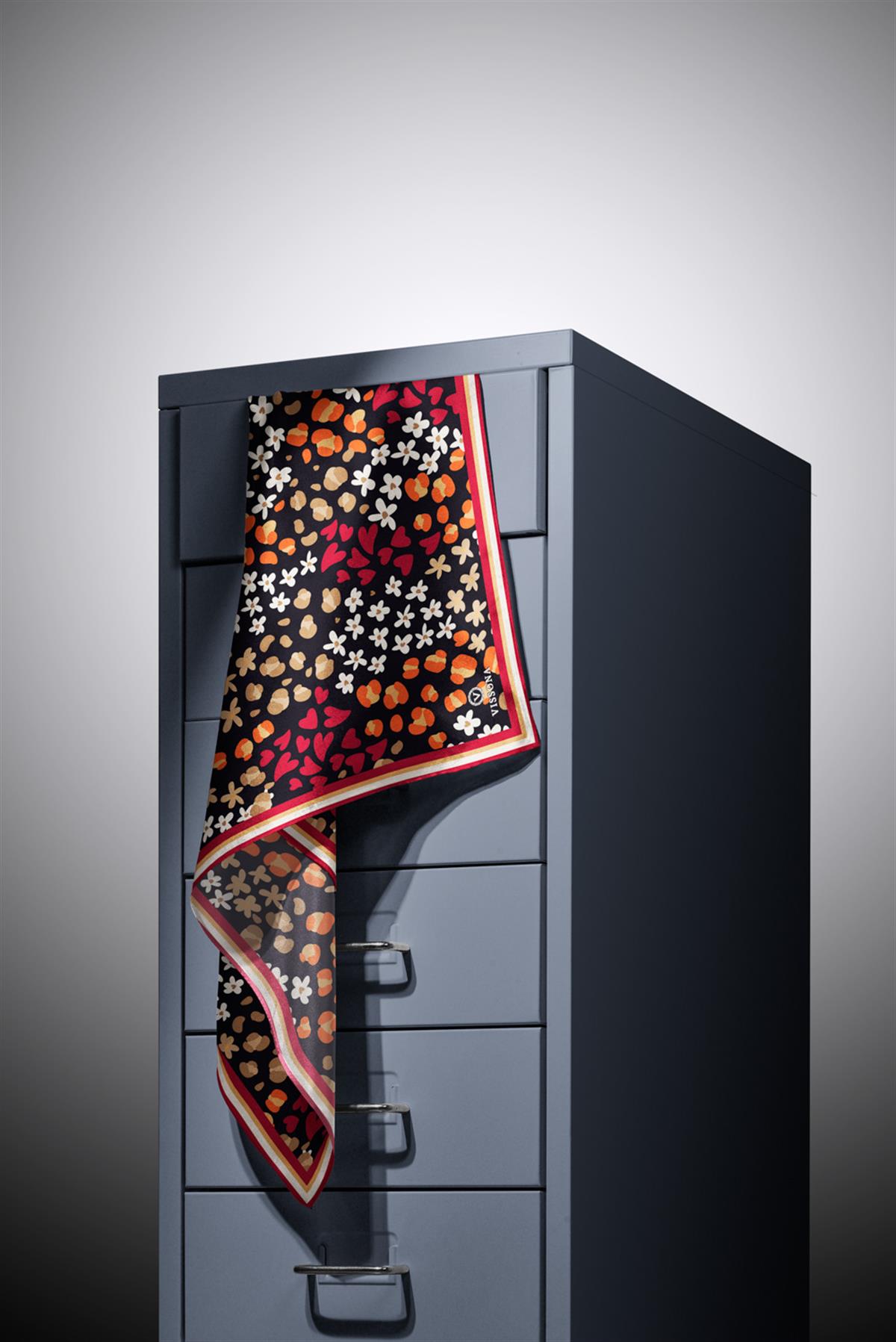 %100 Twill İpek Kalpli Leopar Desenli Siyah - Bordo Renkli 90x90 Eşarp Dikim Şekli : El Dikişi