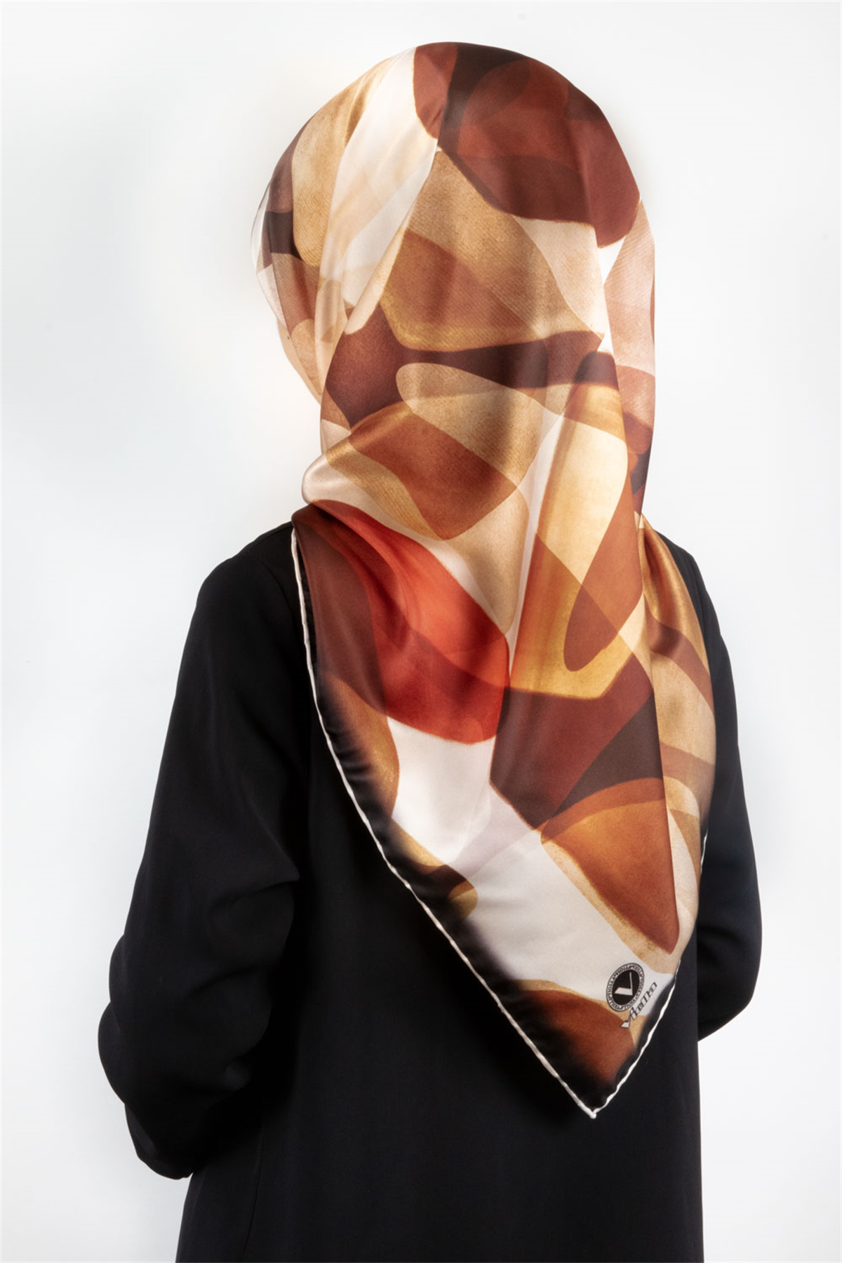 Twill Geometrik Batik Desenli Hardal Renkli 90x90 Eşarp (İpek İçermez) Kenar Dikiş Şekli El Dikişli