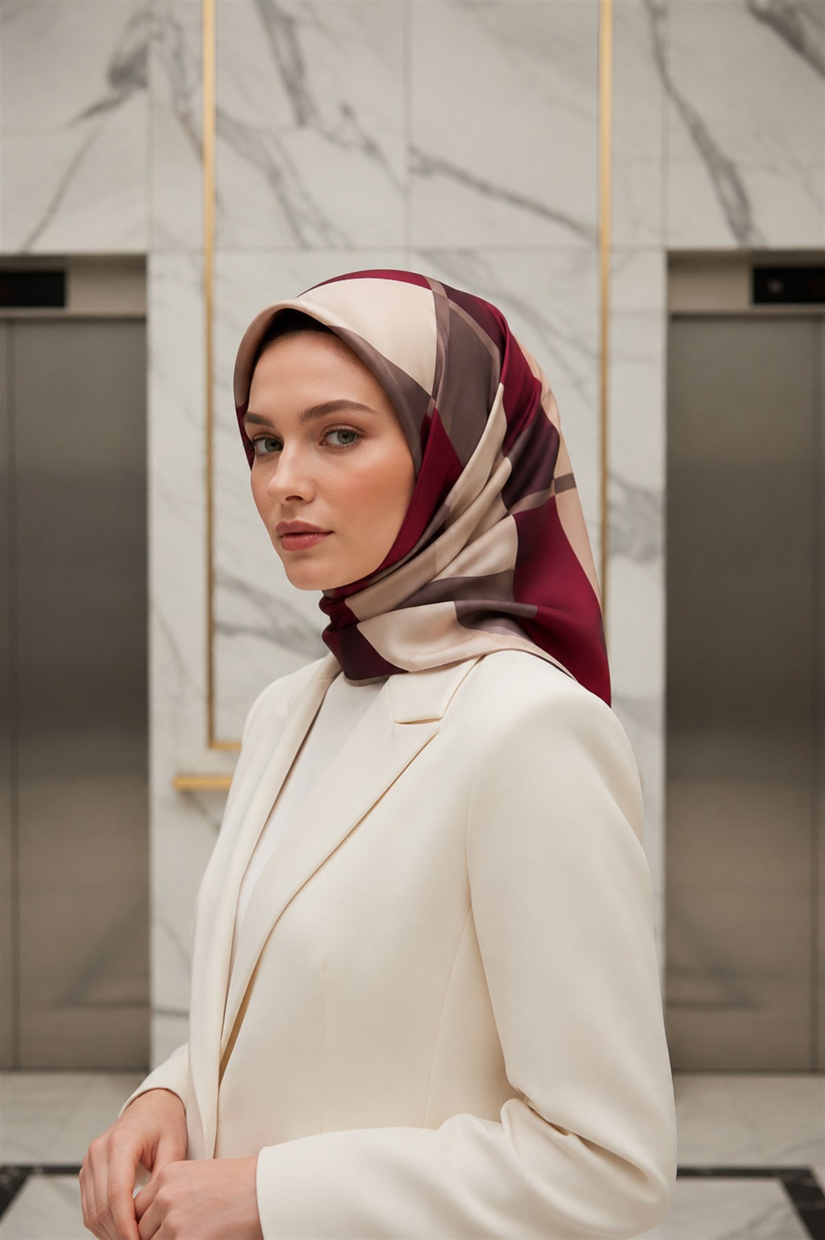 % 57 İPEK % 43 VİSKON Twill İpek Geometrik Desenli Bej - Bordo Renkli 90x90 Eşarp Dikim Şekli : El Dikişi