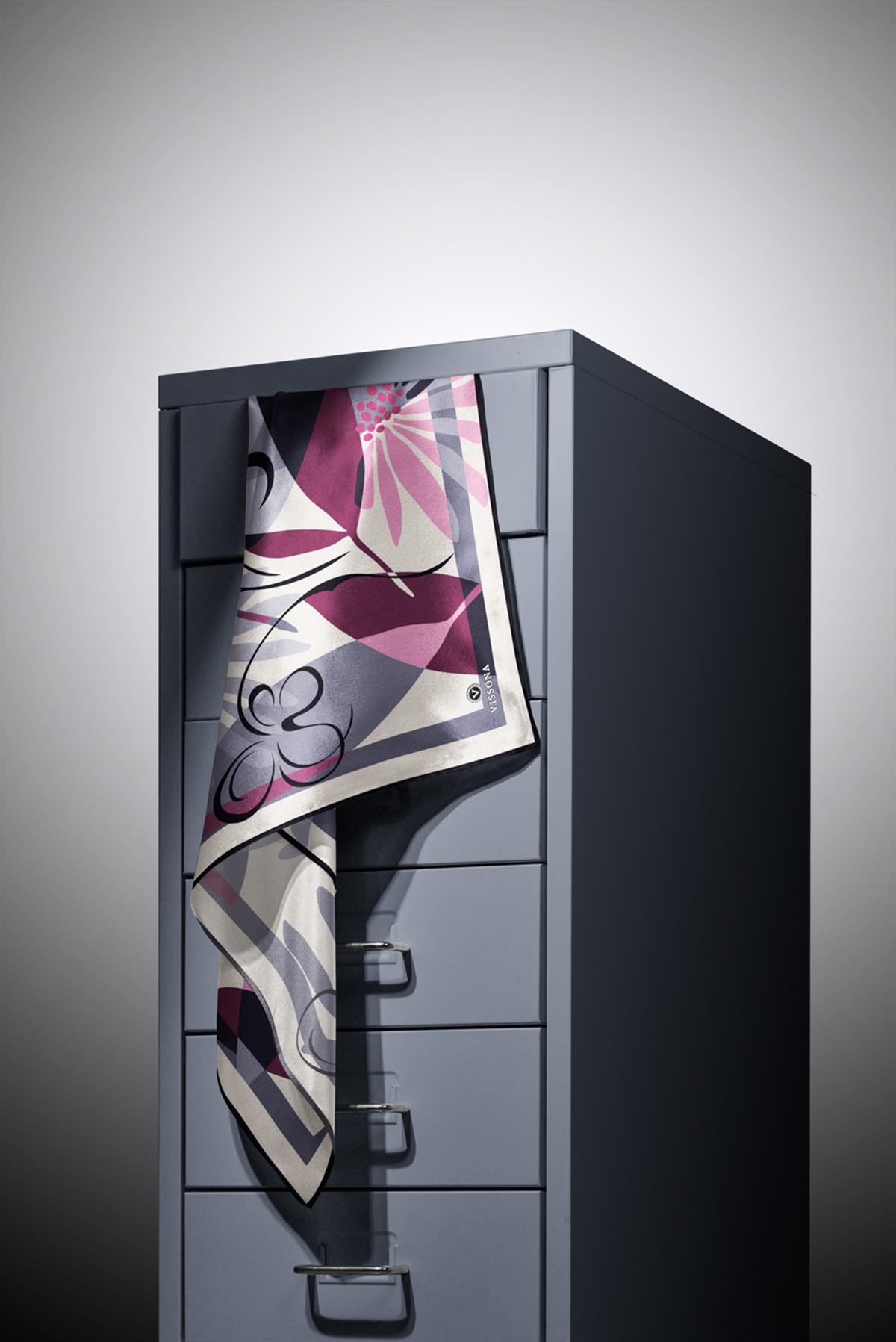 %100 Twill İpek Çiçek Desenli Gri - Siyah Renkli 90x90 Eşarp Dikim Şekli : El Dikişi