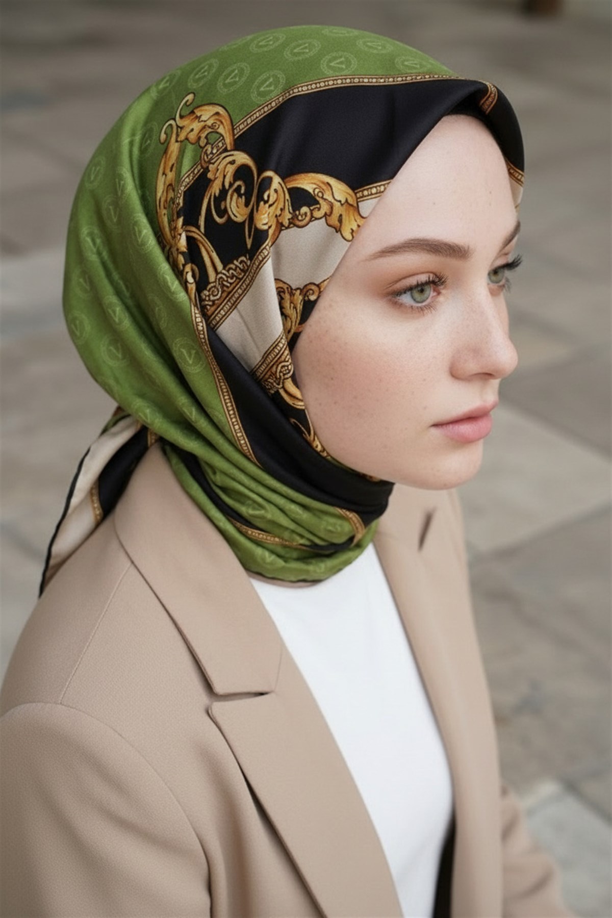 %100 Twill İpek Monogramlı Ve Barok Desenli Haki - Siyah Renkli 90x90 Eşarp Dikim Şekli : El Dikişi