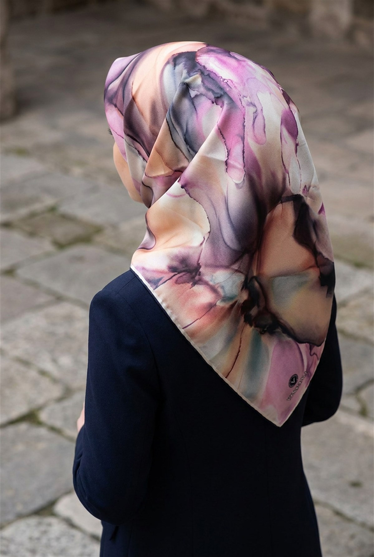 % 57 İPEK % 43 VİSKON Twill İpek Batik Çiçek Desenli Somon - Lila Renkli 90x90 Eşarp Kenar Dikiş Şekli El Dikişli