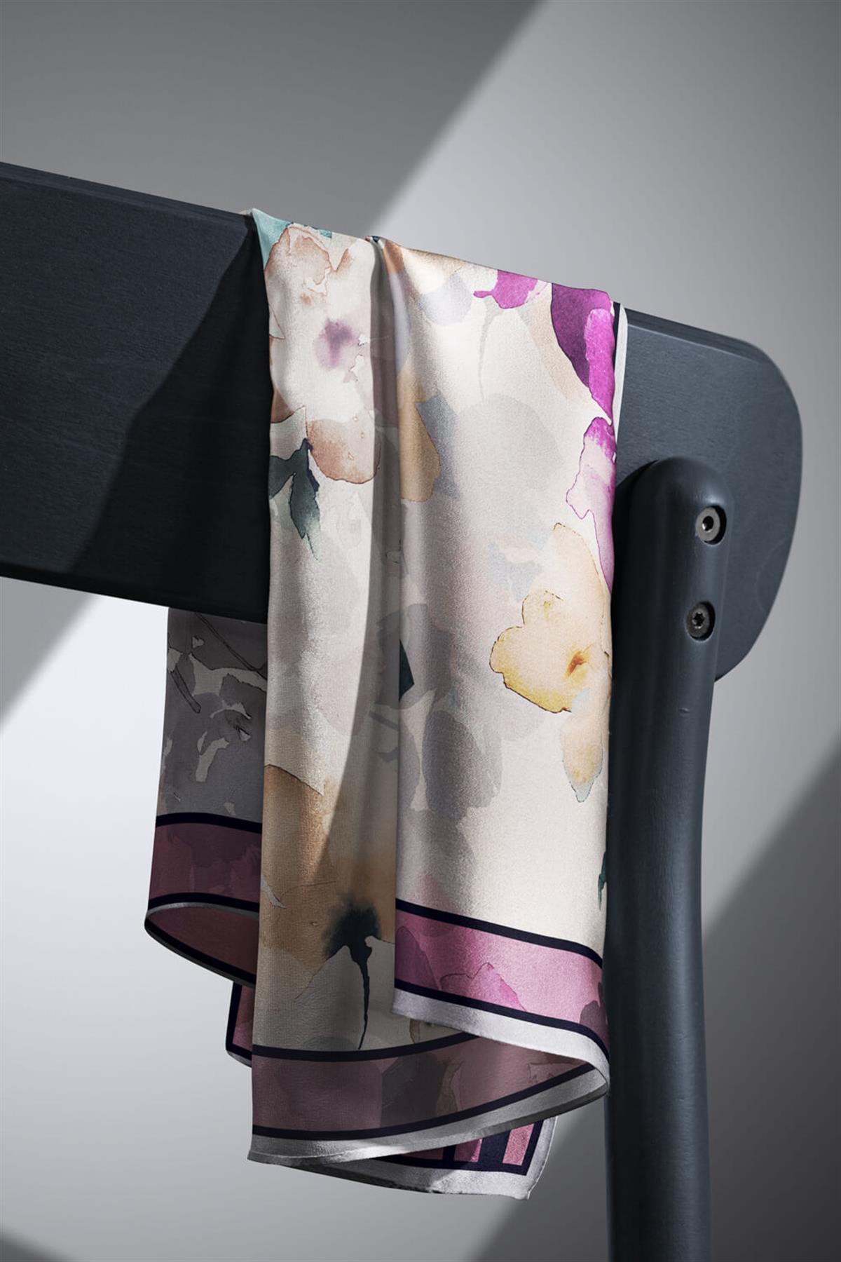 %100 Twill İpek Sulu Boyalı Çiçek Desenli Mor - Vizon Renkli 90x90 Eşarp Dikim Şekli : El Dikişi