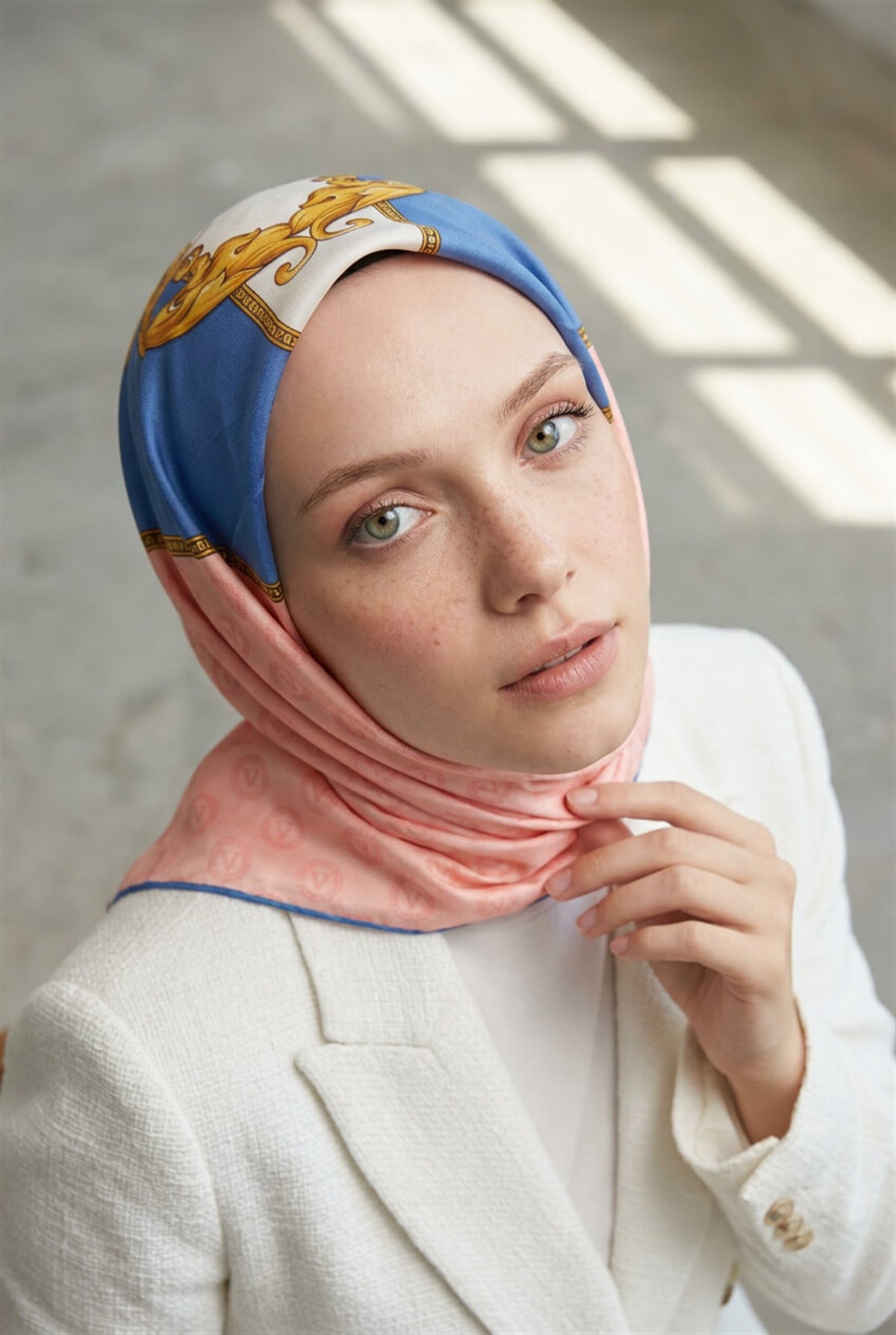 %100 Twill İpek Monogram Ve Barok Desenli Bebe Mavisi - Pudra Renkli 90x90 Eşarp Dikim Şekli : El Dikişi
