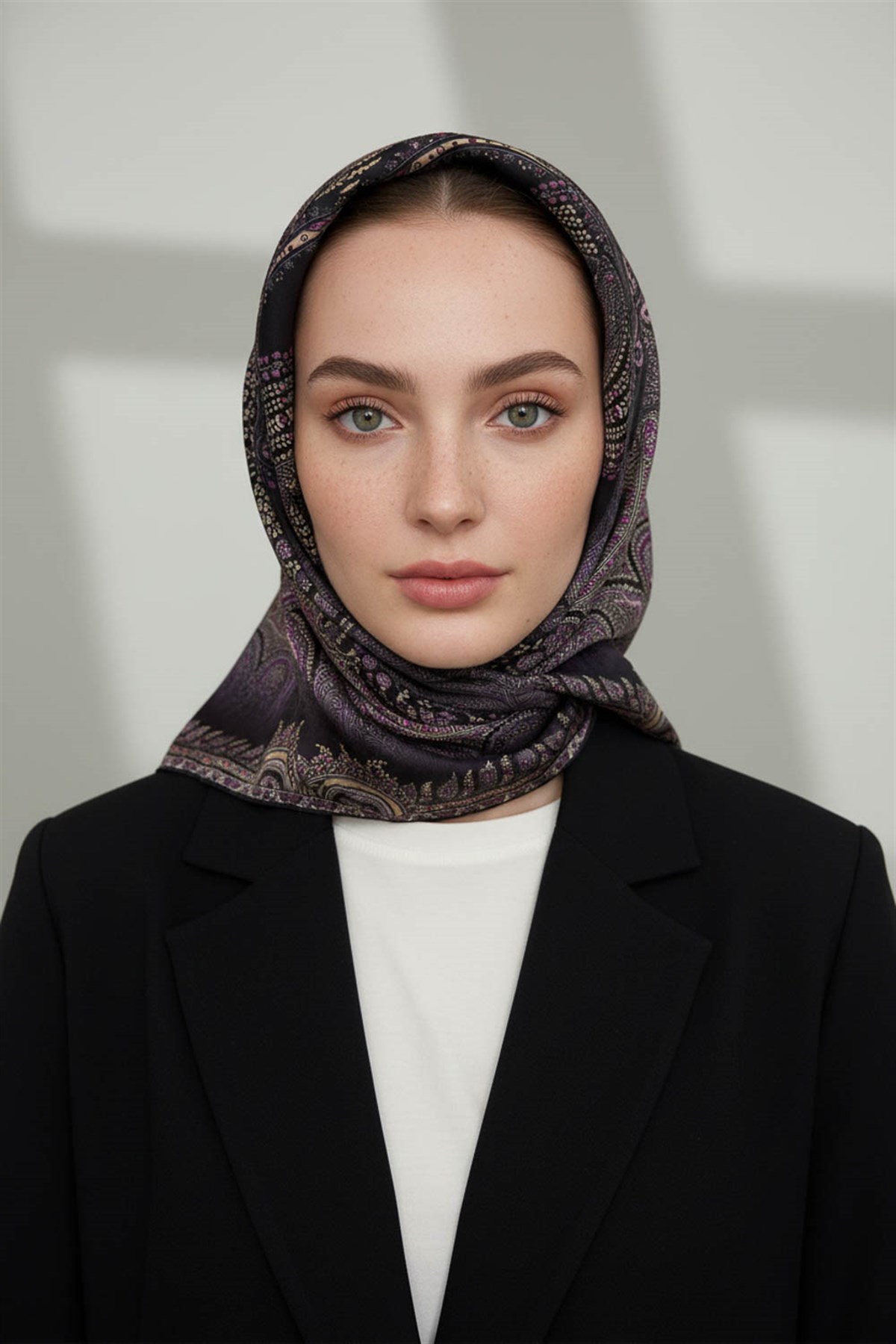 %100 Twill İpek Şal Desenli Siyah Renkli 90x90 Eşarp Dikim Şekli : El Dikişi