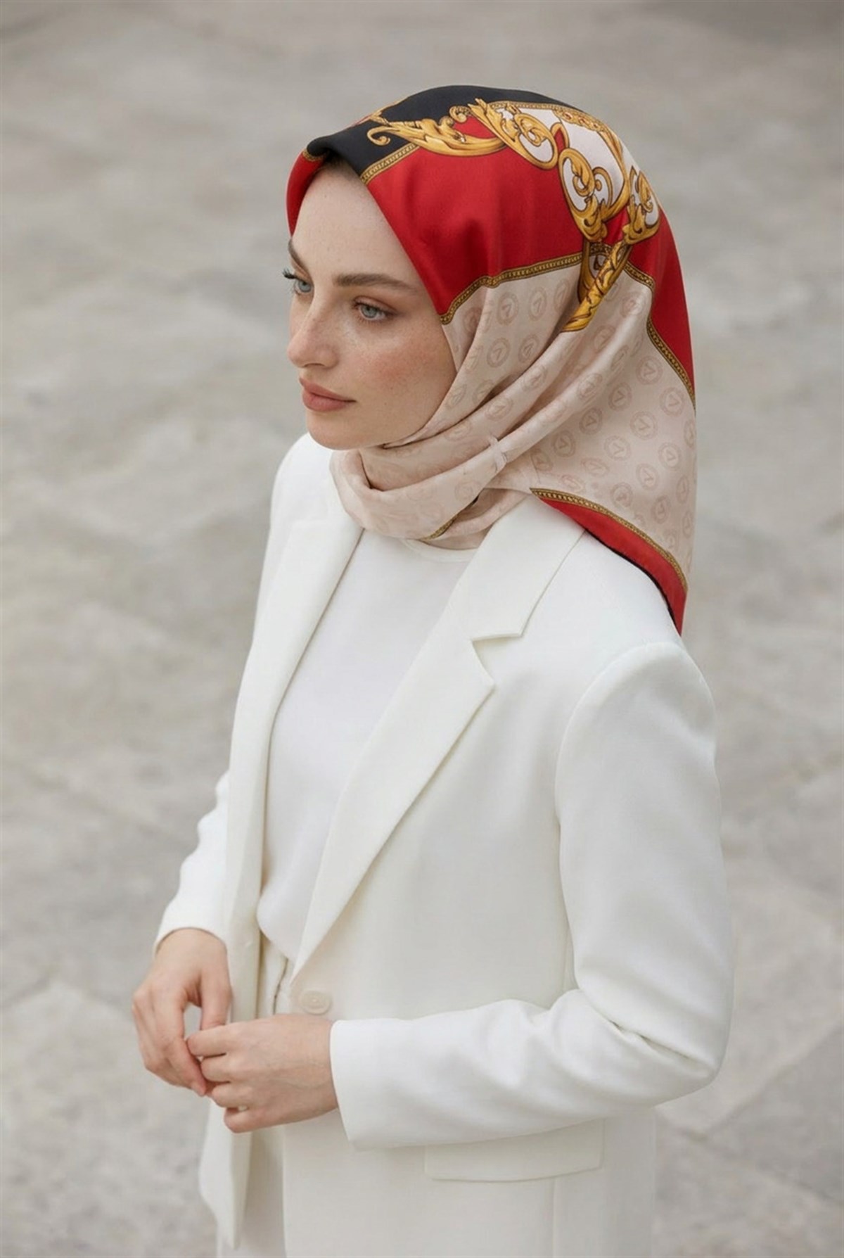 %100 Twill İpek Monogram Ve Barok Desenli Kırmızı - Krem Renkli 90x90 Eşarp Dikim Şekli : El Dikişi