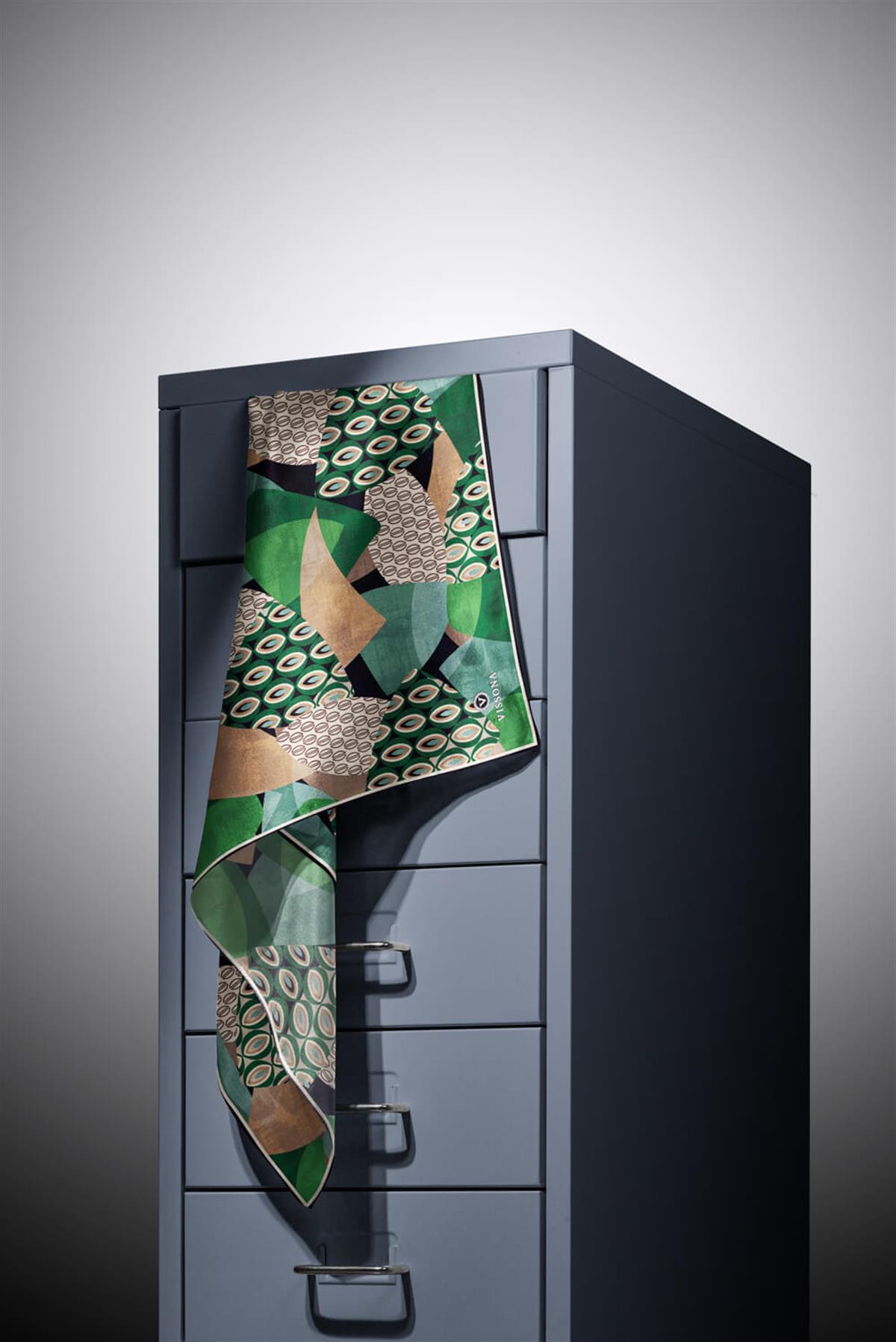 %100 Twill İpek Geometrik Desenli Zümrüt Yeşili - Bej Renkli 90x90 Eşarp Kenar Dikiş Şekli El Dikişli