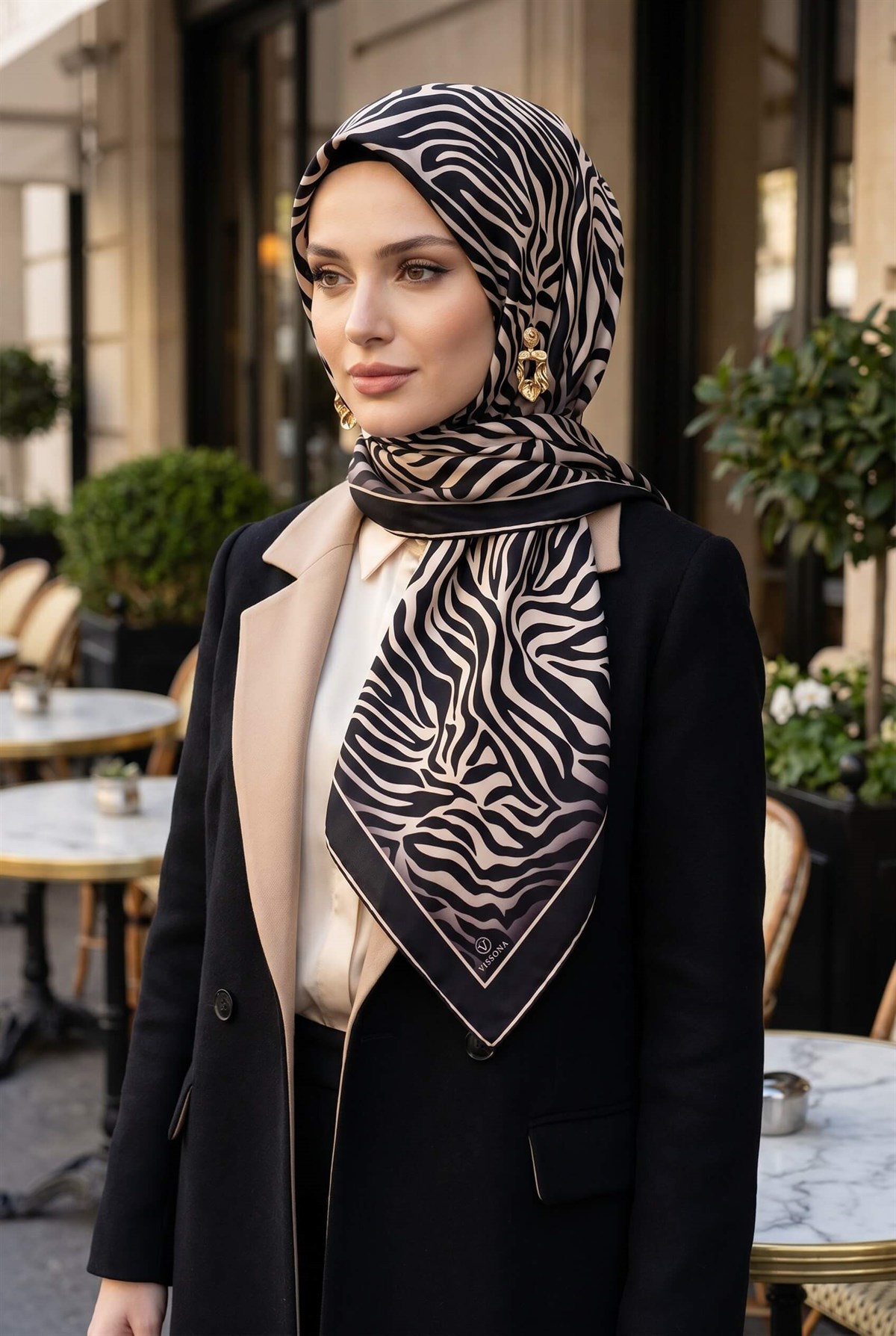 %100 Twill İpek Zebra Desenli Krem - Siyah Renkli 90x90 Eşarp Dikim Şekli : El Dikişi