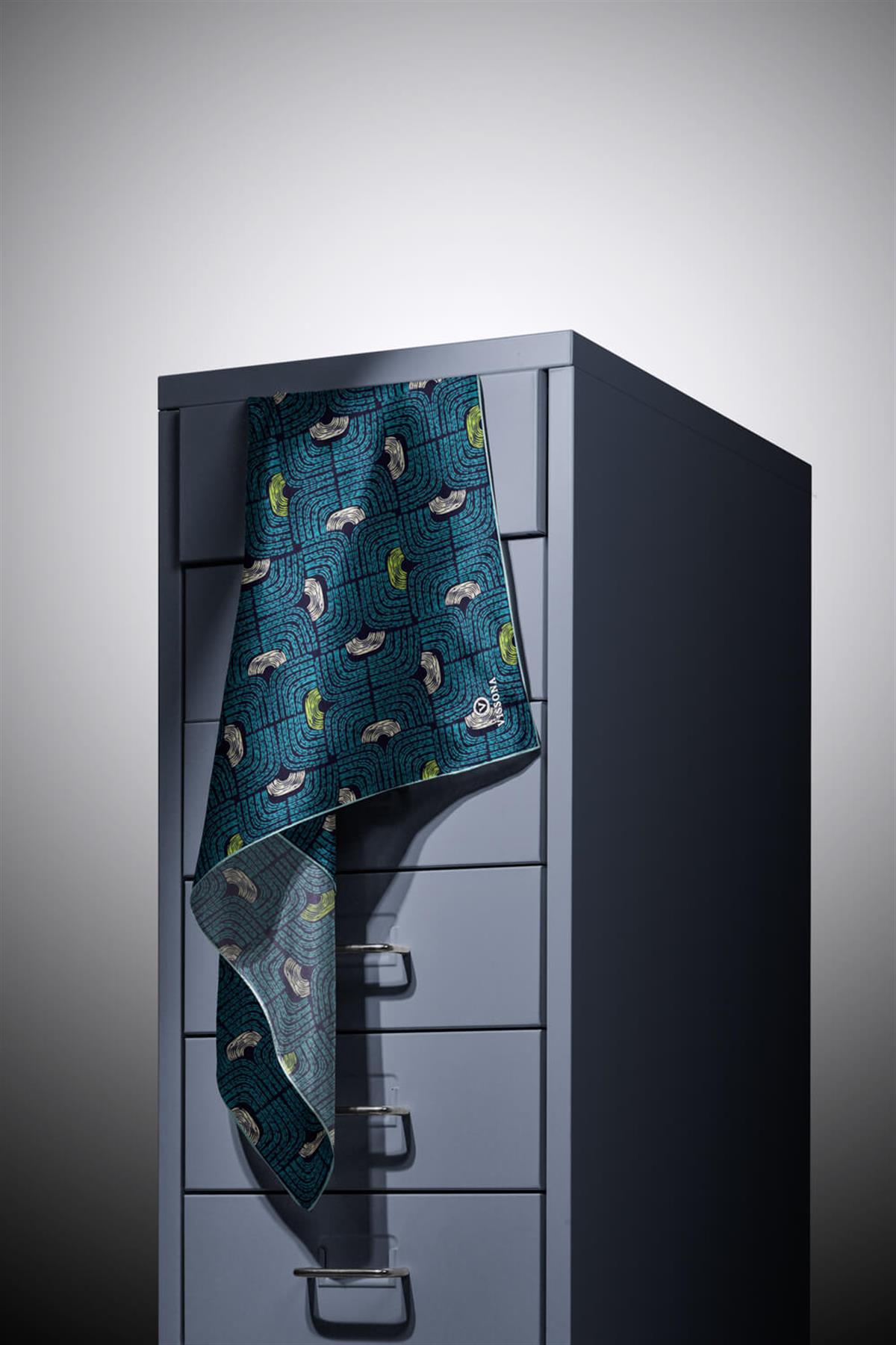 %100 Twill İpek Geometrik Desenli Petrol Mavisi - Lacivert Renkli 90x90 Eşarp Dikim Şekli : El Dikişi