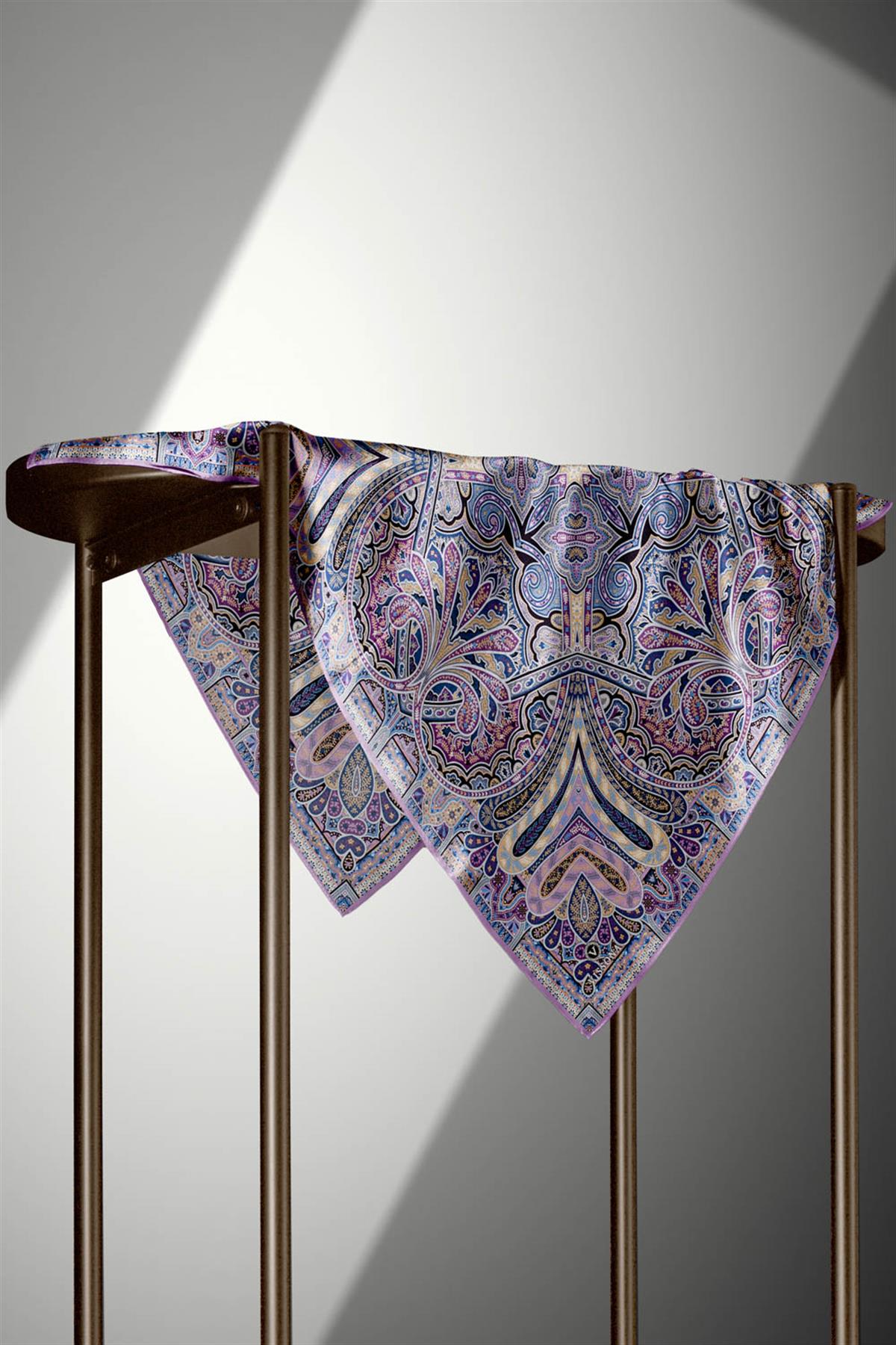100% Twill İpek Etnik Desenli Lila Renkli 90x90 Dikim Şekli : El Dikişi Eşarp