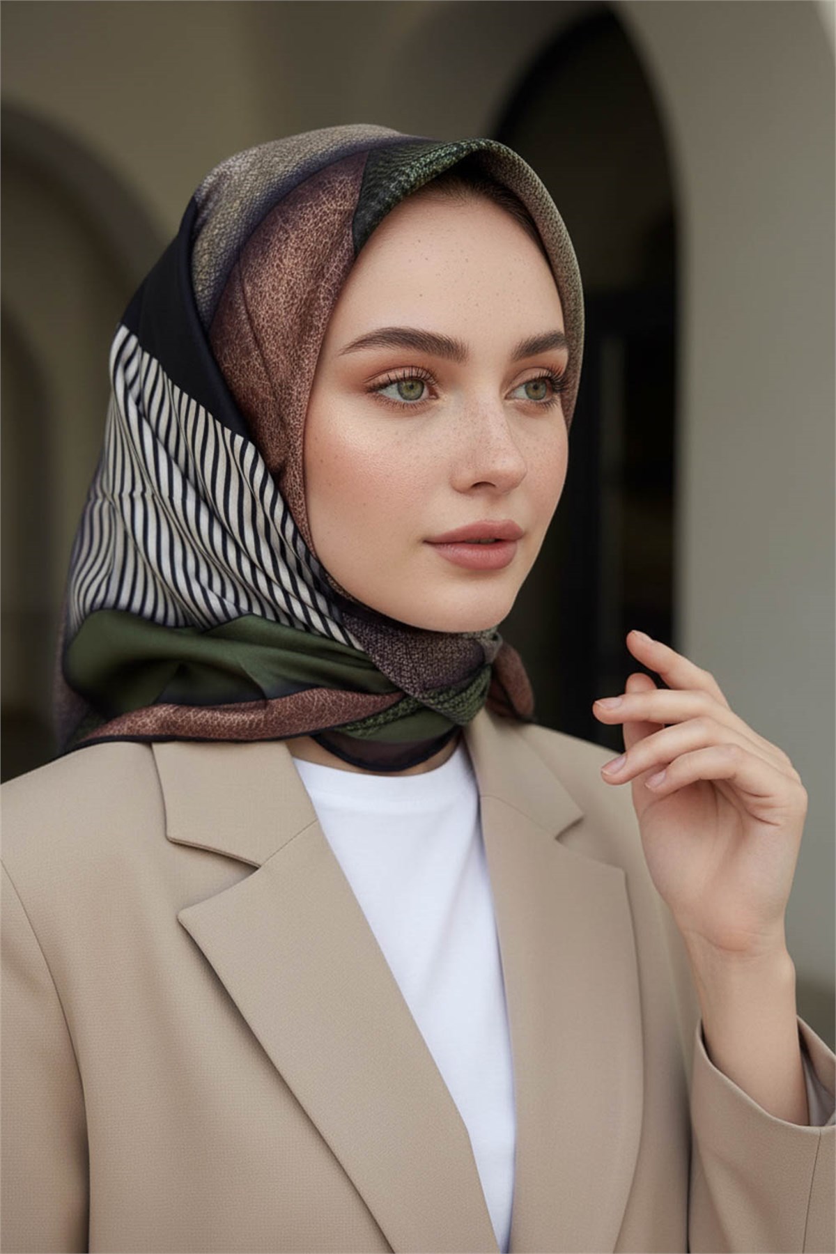 %100 Twill İpek Dokulu ve Geometrik Desenli Haki - Vizon Yeşili Renkli 90x90 Eşarp Dikim Şekli : El Dikişi