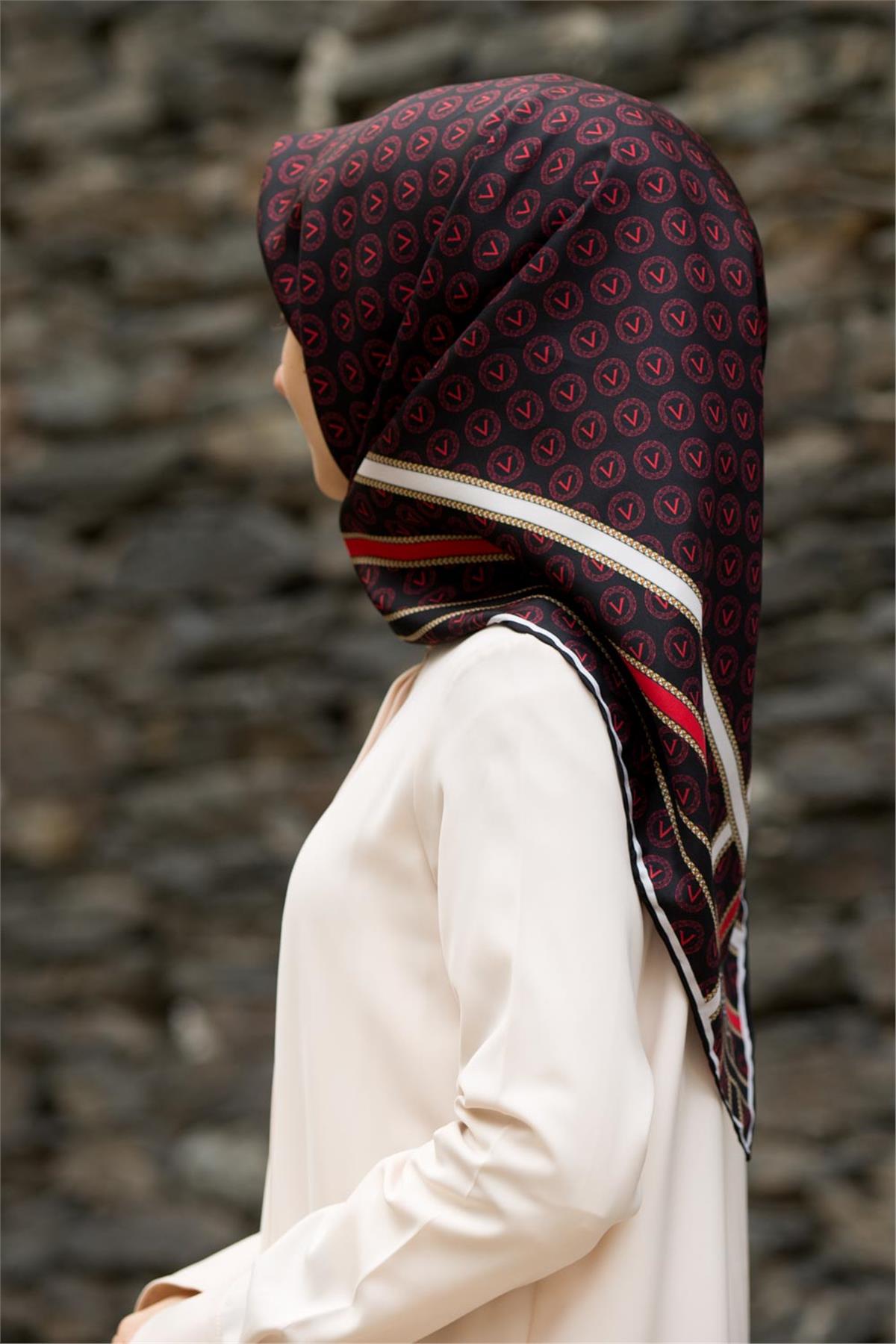 %100 Twill İpek Monogram Desenli Siyah - Bordo Renkli 90x90 Eşarp Dikim Şekli : El Dikişi