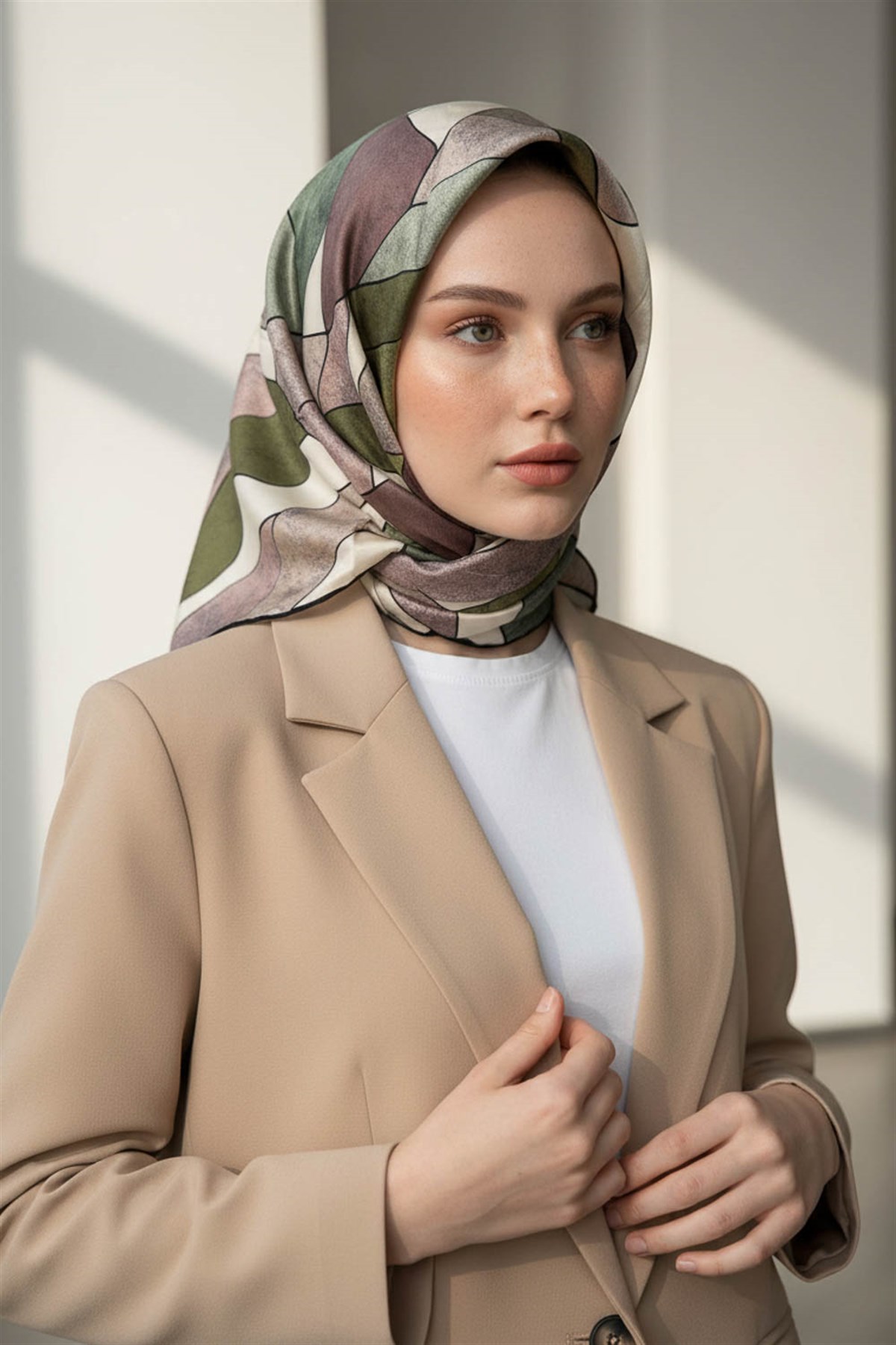 %100 Twill İpek Geometrik Desenli Bakır - Haki Renkli 90x90 Eşarp Dikim Şekli : El Dikişi