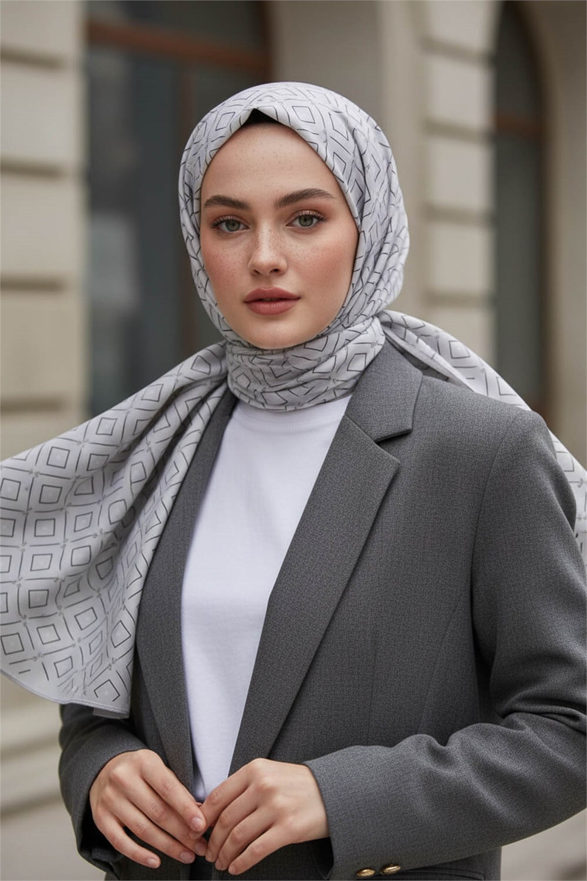 KREP GEOMETRİK DESENLİ GÜMÜŞ RENKLİ 75X195 KIRIŞMAZ ŞAL
