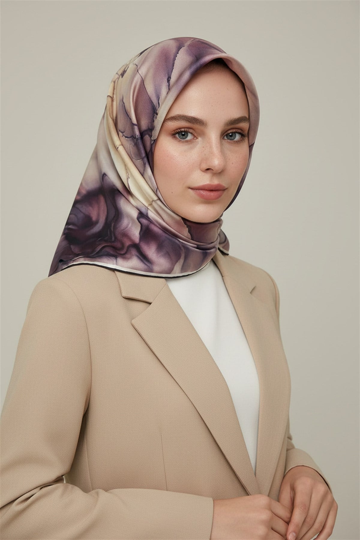 % 57 İPEK % 43 VİSKON Twill İpek Batik Çiçek Desenli Pudra - Bej Renkli 90x90 Eşarp Kenar Dikiş Şekli El Dikişli