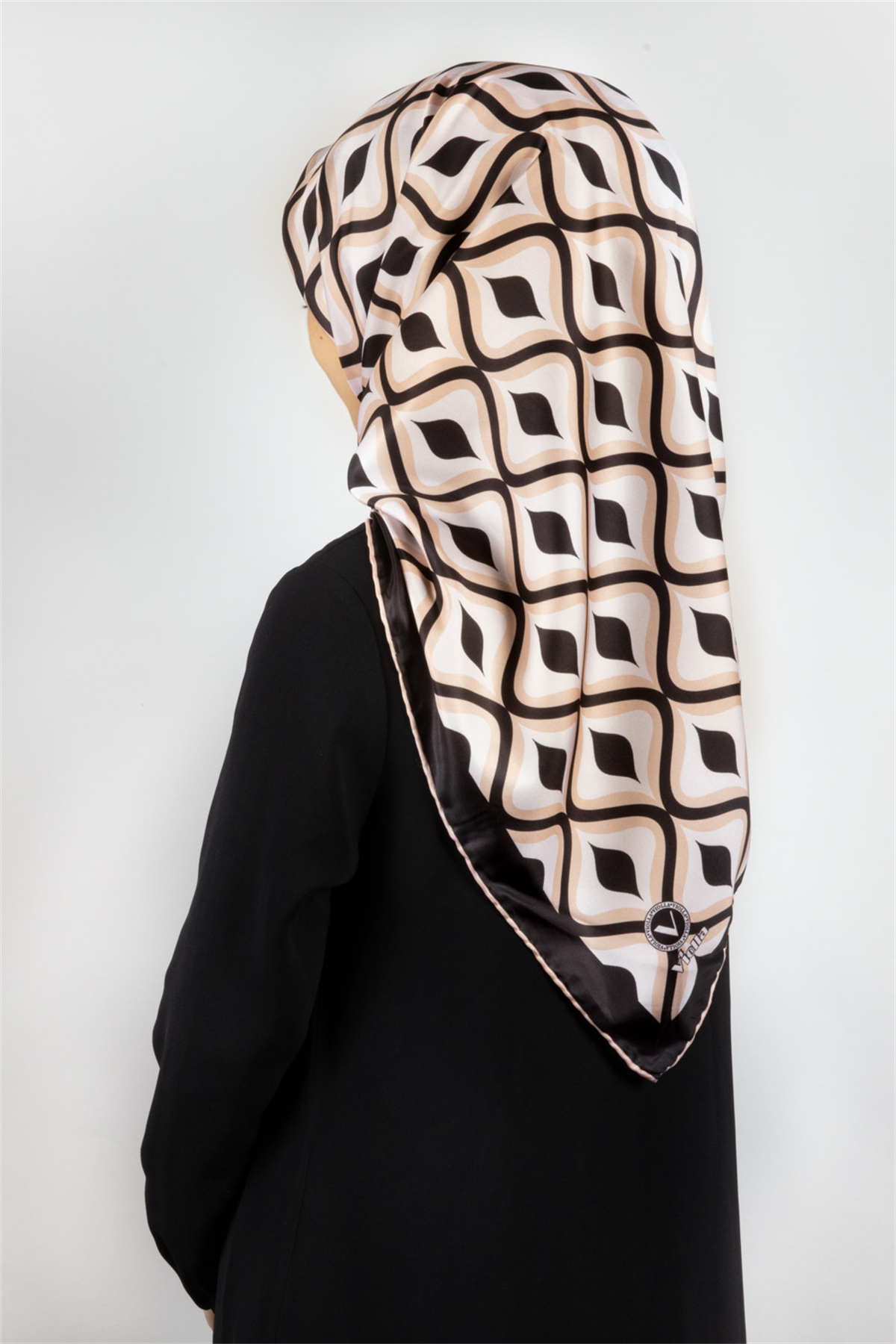 Twill Geometrik Daire Desenli Siyah Renkli 90x90 Eşarp (İpek İçermez) Dikim Şekli : El Dikişi