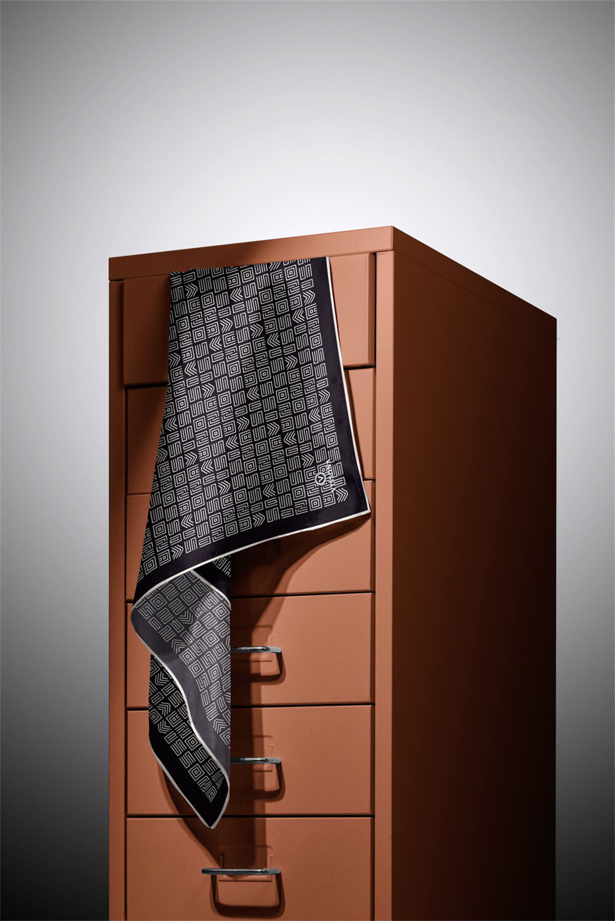 %57 İPEK % 43 VİSKON Twill İpek Etnik Motif Desenli Siyah - Krem Renkli 90x90 Dikim Şekli : El Dikişi Eşarp