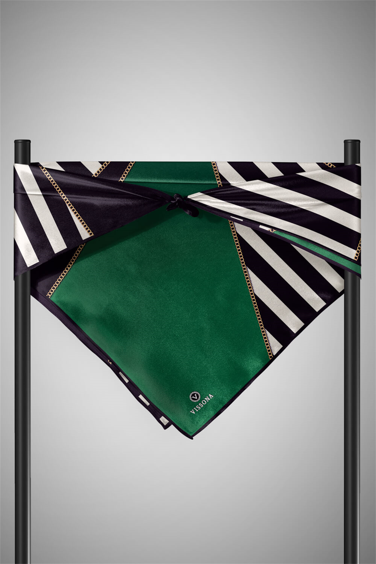 %100 Twill İpek Zincirli Çizgi Desenli Zümrüt Yeşili - Siyah Renkli 90x90 Eşarp Dikim Şekli : El Dikişi