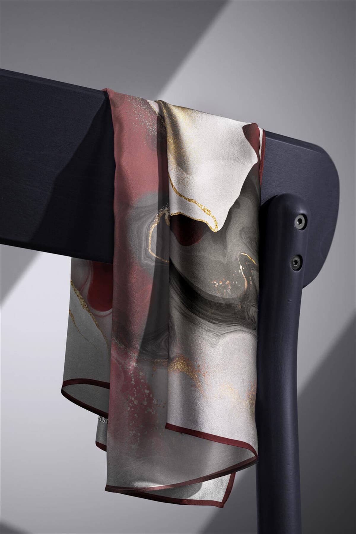 %100 Twill İpek Batik Desenli Bordo - Füme Renkli 90x90 Eşarp Dikim Şekli : El Dikişi