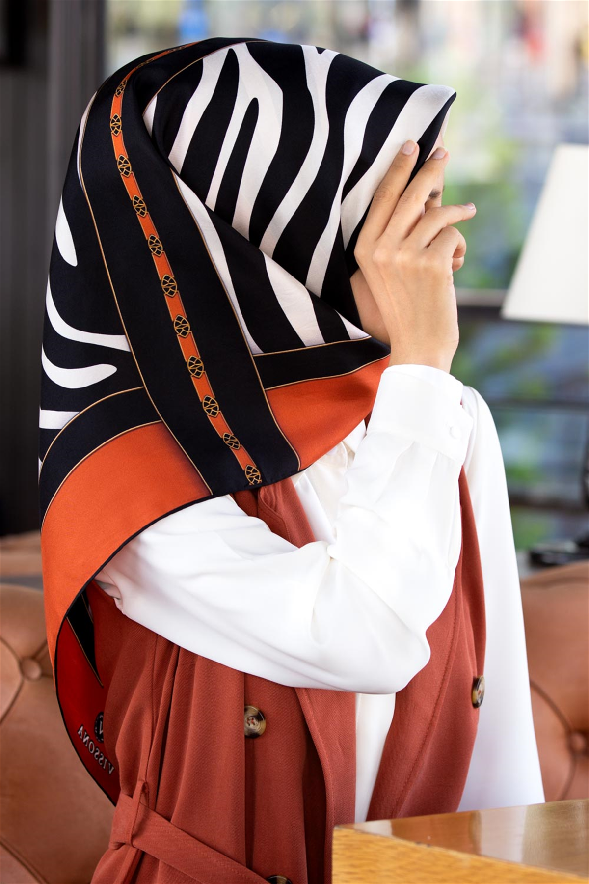 %100 Twill İpek Zebra Desenli Taba - Siyah Renkli 90x90 Eşarp Kenar Dikiş Şekli El Dikişli