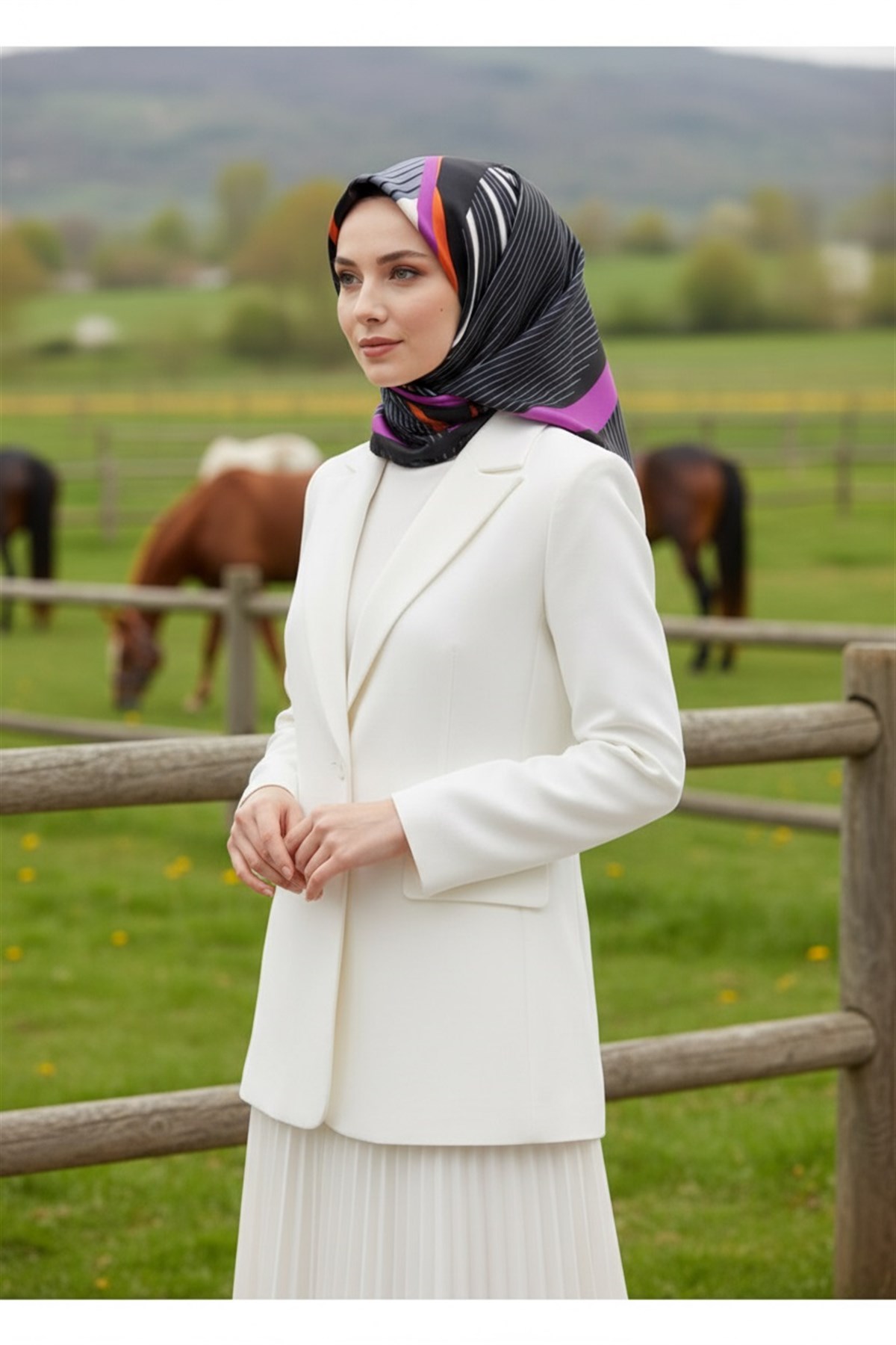 %100 Twill İpek Çizgili Geometrik Desenli Siyah - Gri Renkli 90x90 Eşarp Dikim Şekli : El Dikişi