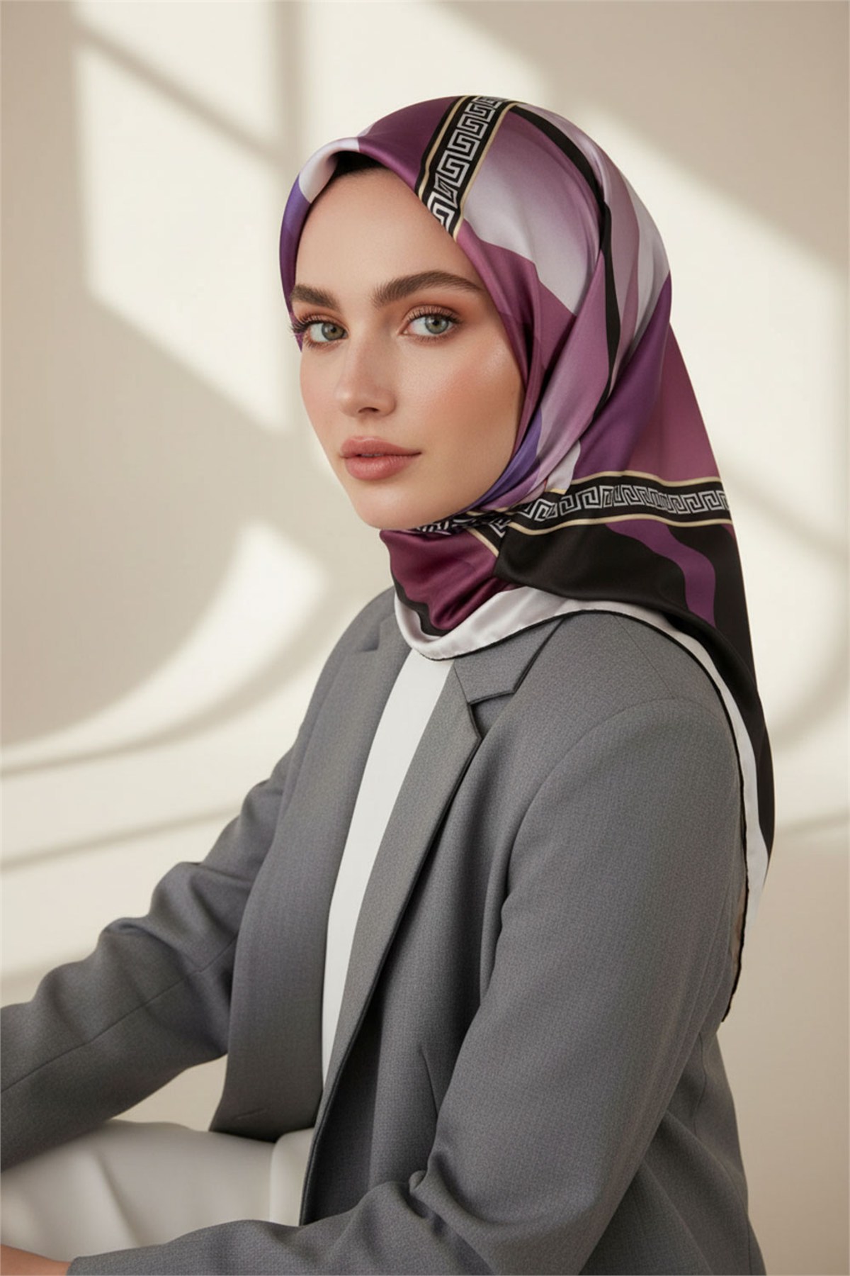 Kristal Geometrik Desenli Pembe Renkli 90x90 Dikim Şekli : El Dikişi Eşarp (İpek İçermez)